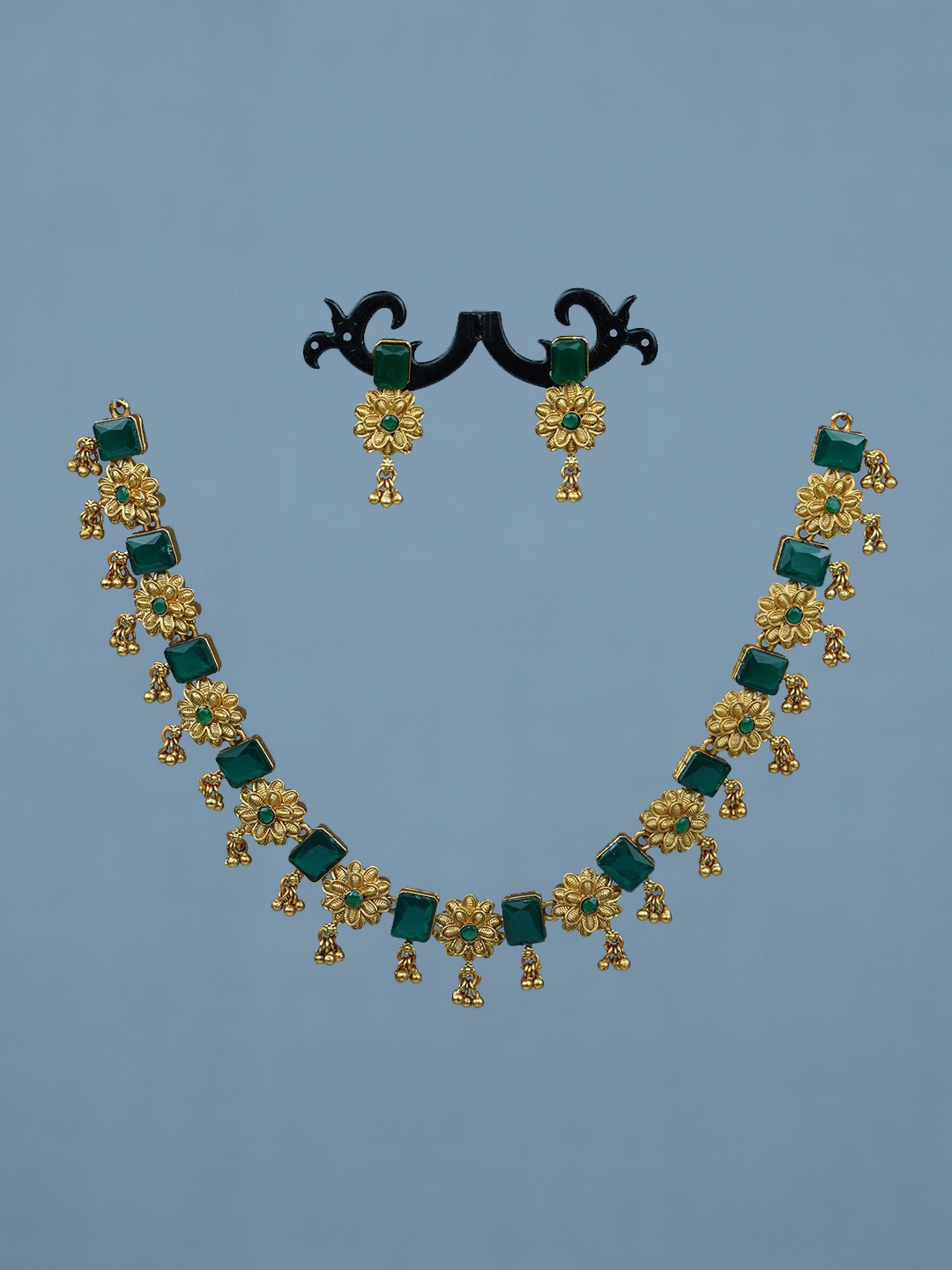 

Diksha collection Gold-Plated Stone Studded & Beaded Jewellery Set