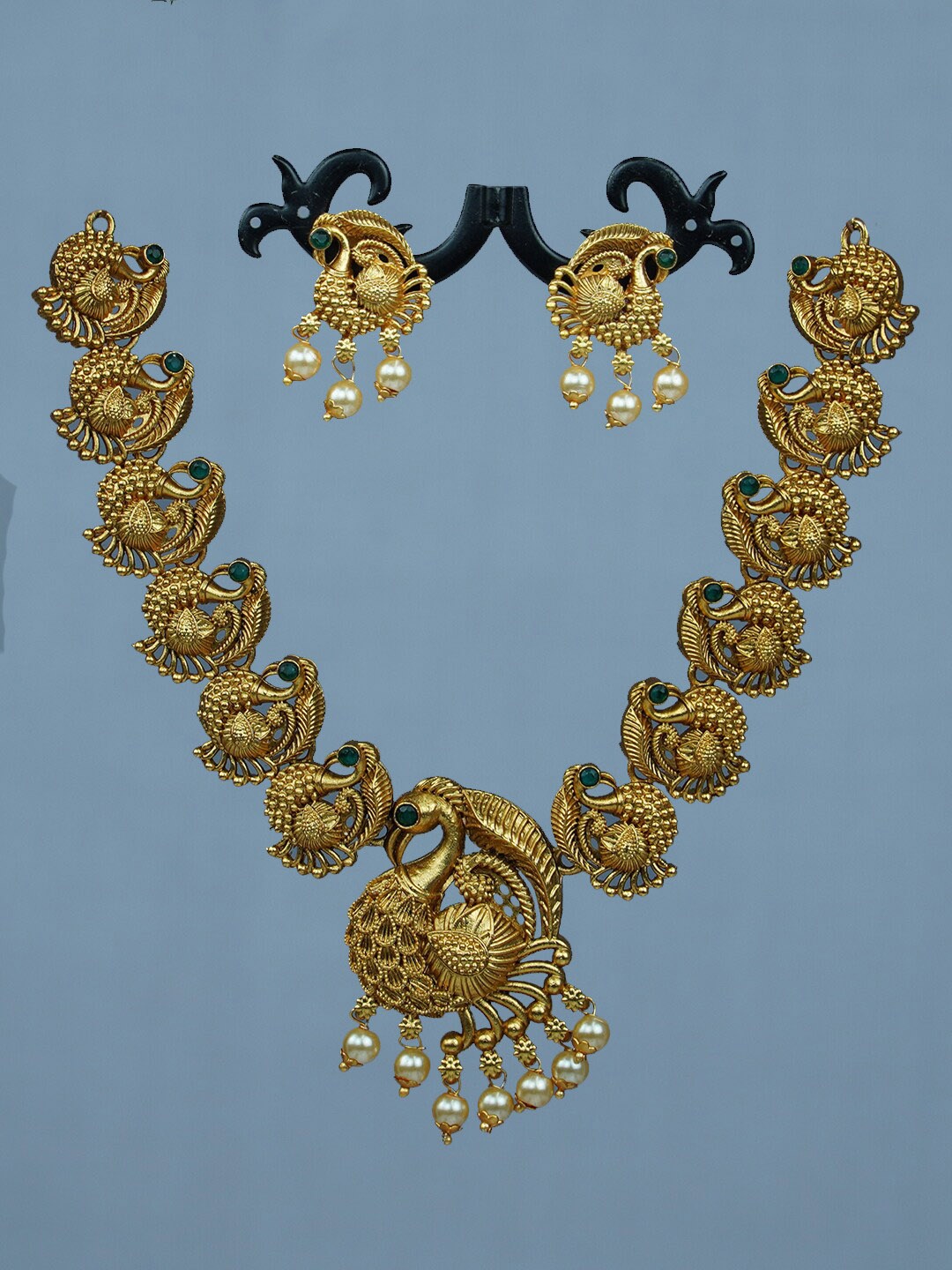 

Diksha collection Gold-Plated Stone Studded & Beaded Jewellery Set