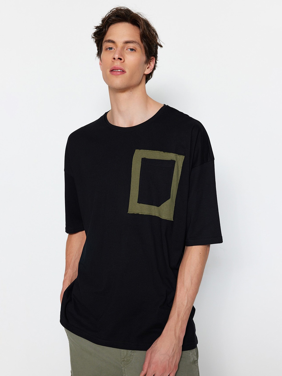 

Trendyol Round Neck Drop-Shoulder Sleeves T-shirt, Black