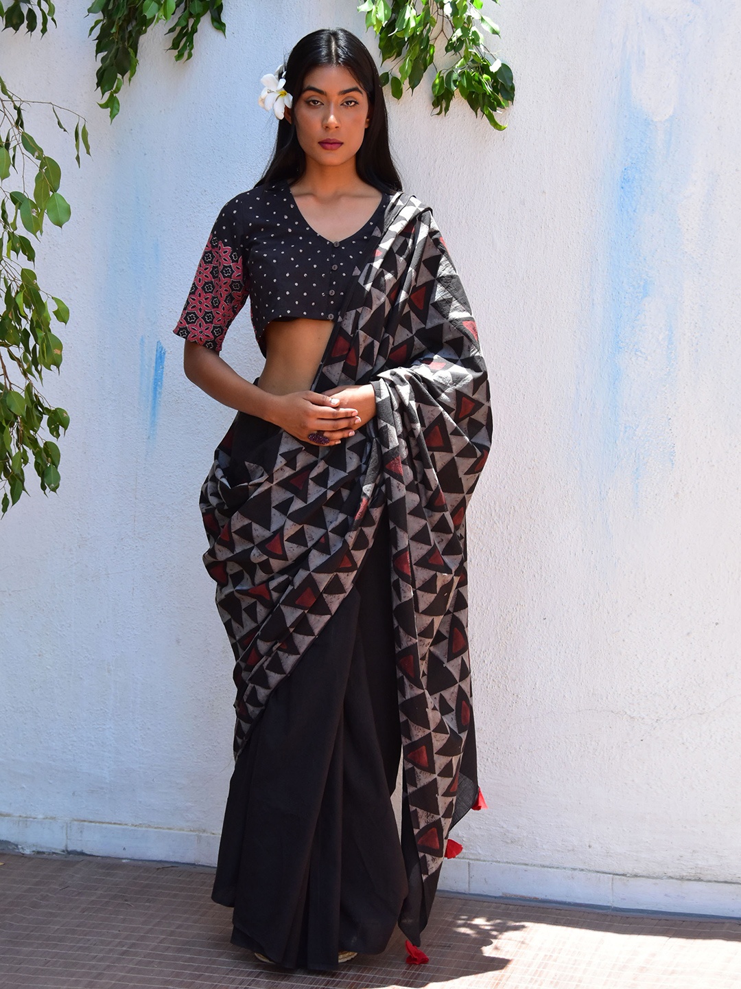 

Chidiyaa Geometric Printed Pure Cotton Block Print Saree, Black