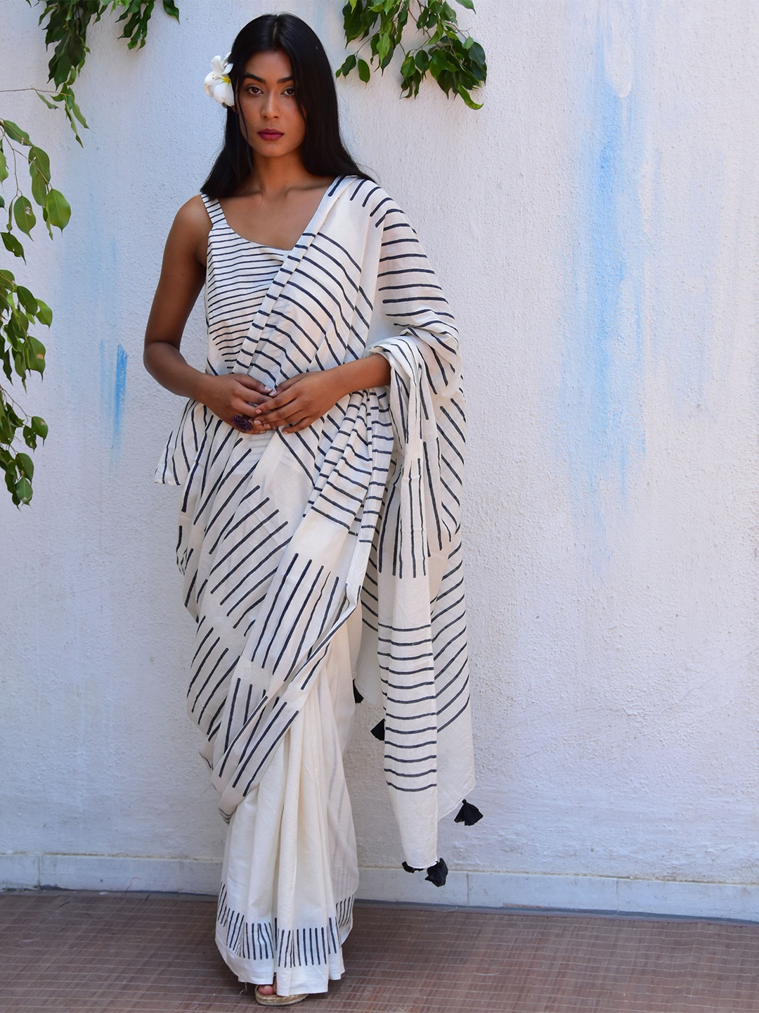

Chidiyaa Striped Pure Cotton Block Print Saree, White