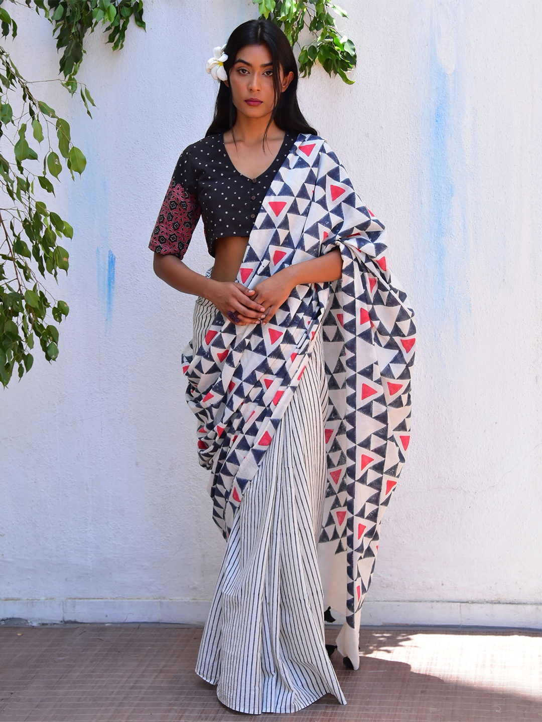 

Chidiyaa Striped Pure Cotton Block Print Saree, White