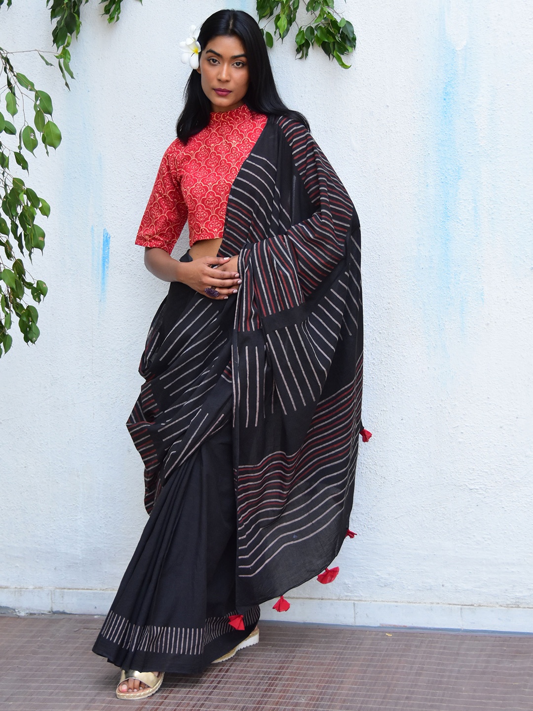 

Chidiyaa Striped Pure Cotton Block Print Saree, Black