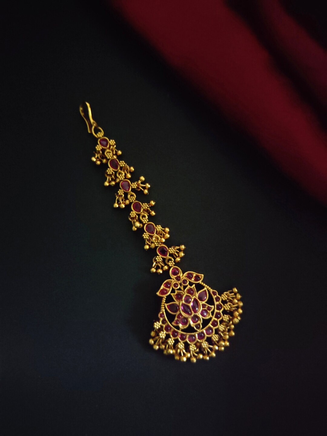 

Pihtara Jewels Gold-Plated Stone-Studded & Pearls-Beaded Maang Tikka