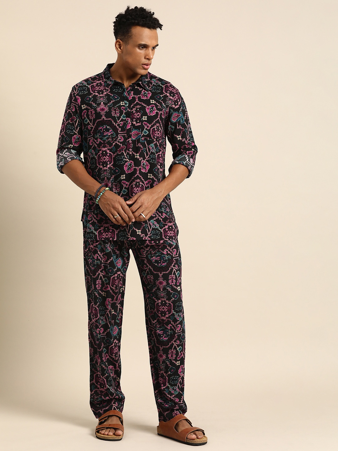 

Sangria Men Printed Regular Kurta with Trousers, Black