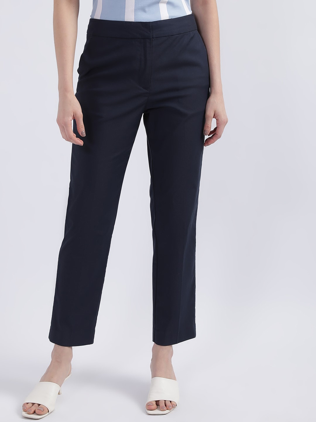 

GANT Women Slim Fit Comfort Mid-Rise Cropped Trousers, Navy blue
