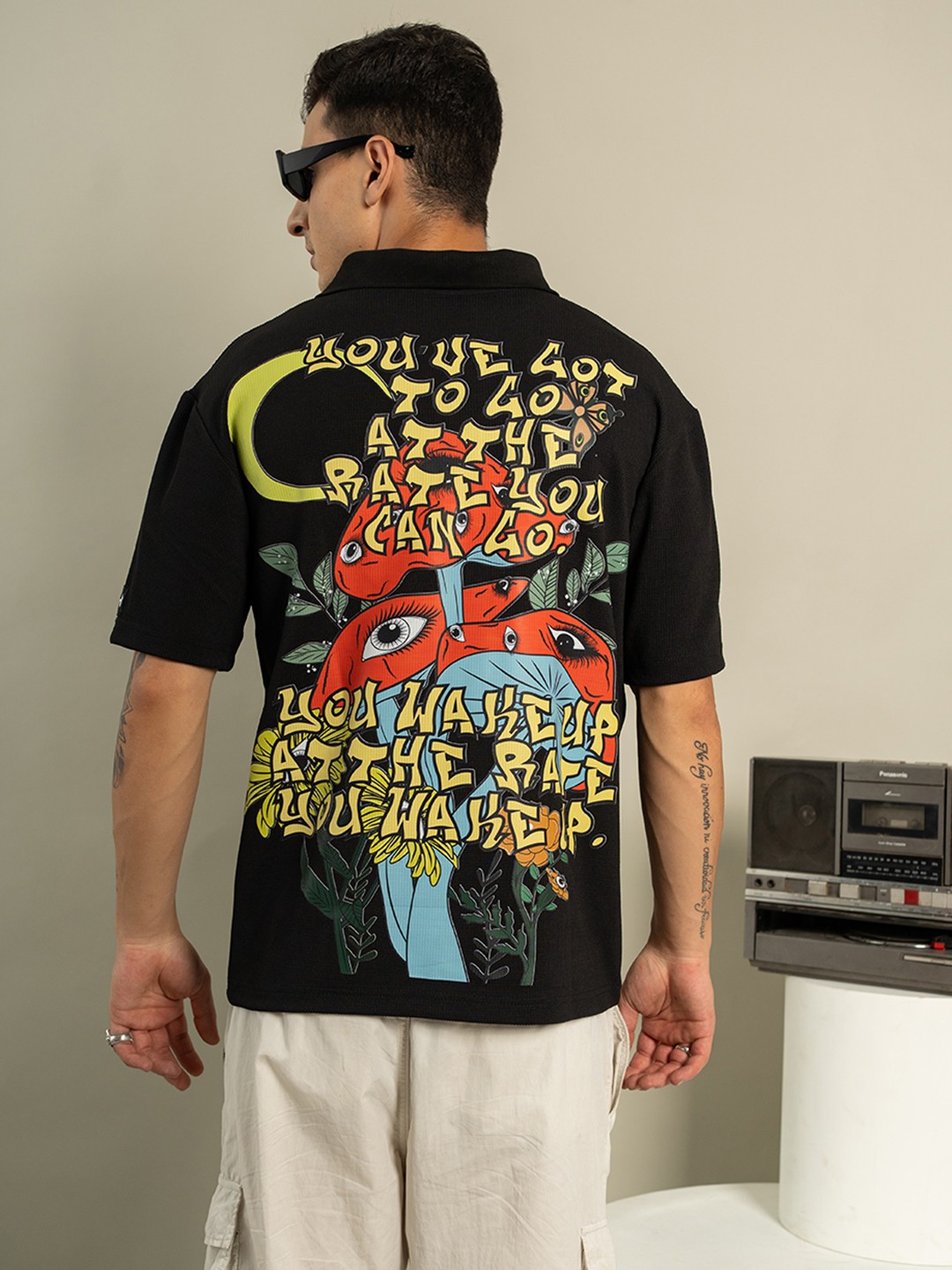 

UNRL Graphic Printed Polo Collar Drop-Shoulder Sleeves T-shirt, Black