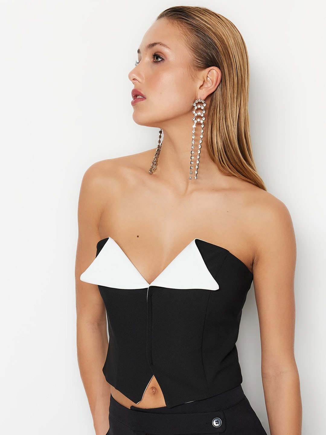 

Trendyol Strapless Solid Fitted Crop Top, Black