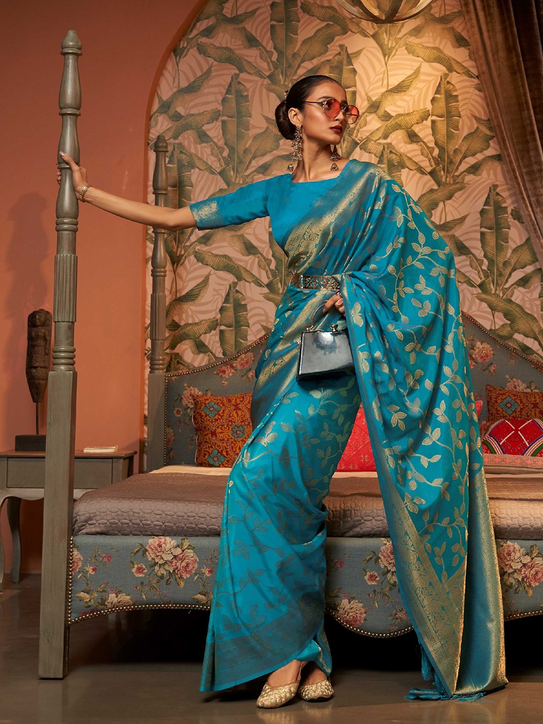 

Mitera Blue & Gold-Toned Woven Design Zari Silk Blend Kanjeevaram Saree