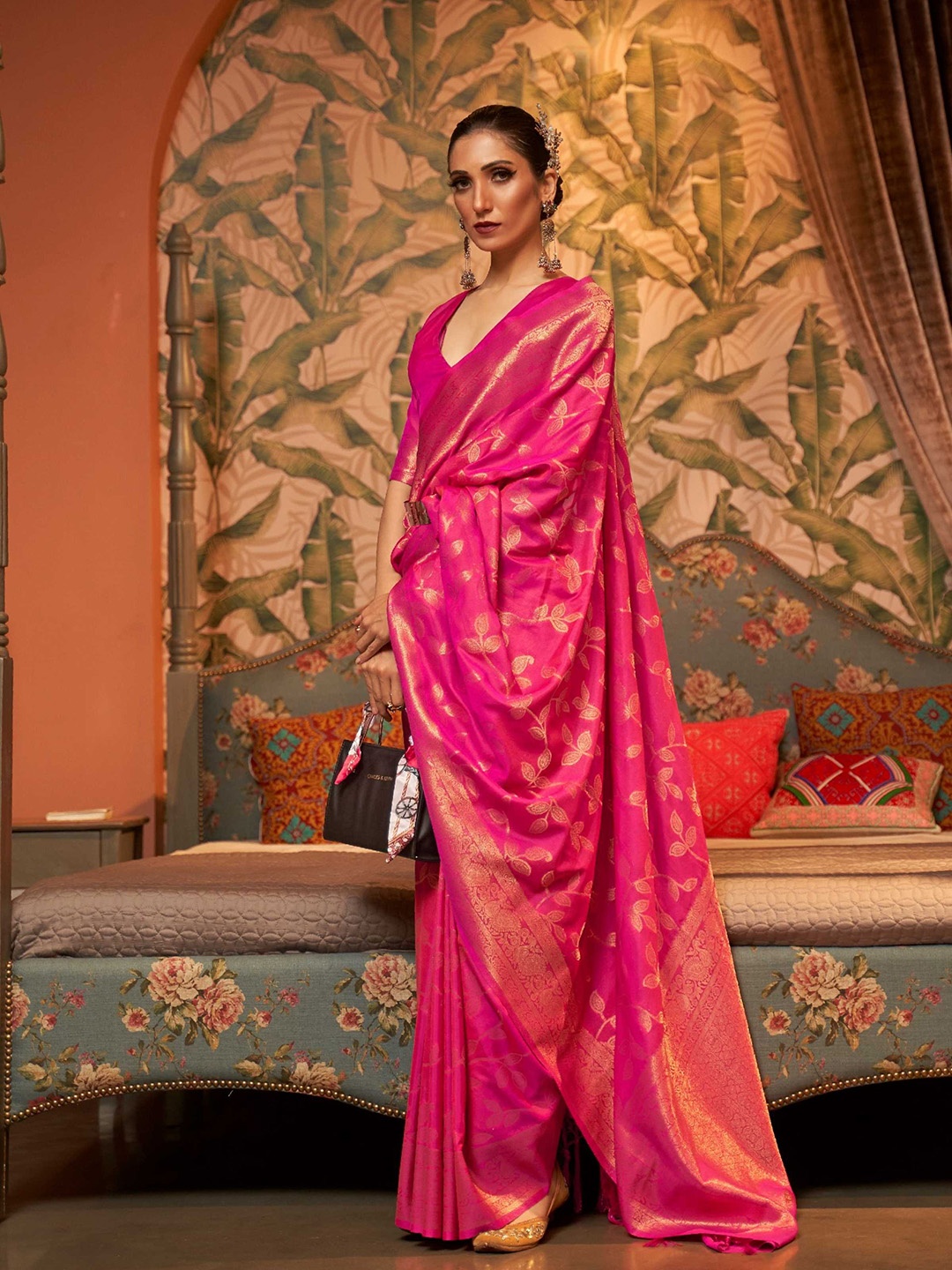 

Mitera Pink & Gold-Toned Woven Design Zari Silk Blend Kanjeevaram Saree