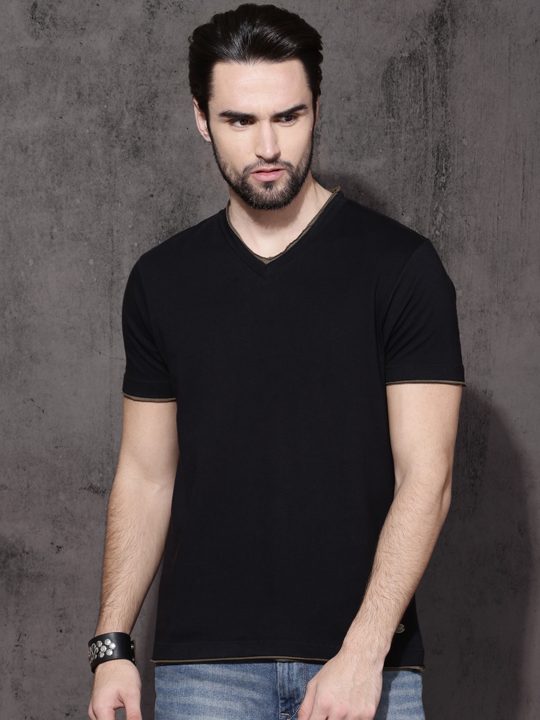 

Roadster Men Black Solid V-Neck Pure Cotton T-shirt with Contrast Raw Edges