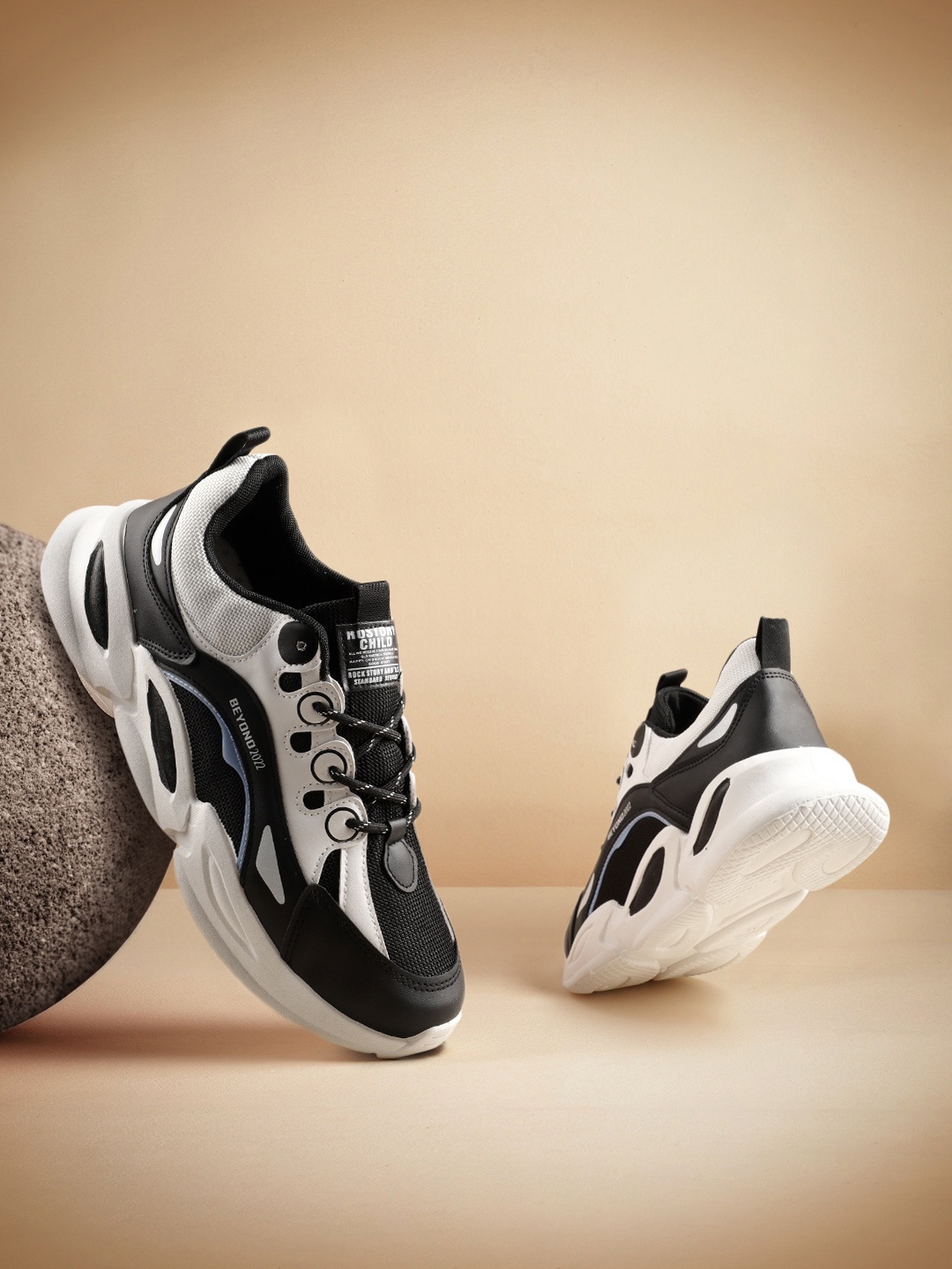

Roadster Men Colourblocked Sneakers, Black