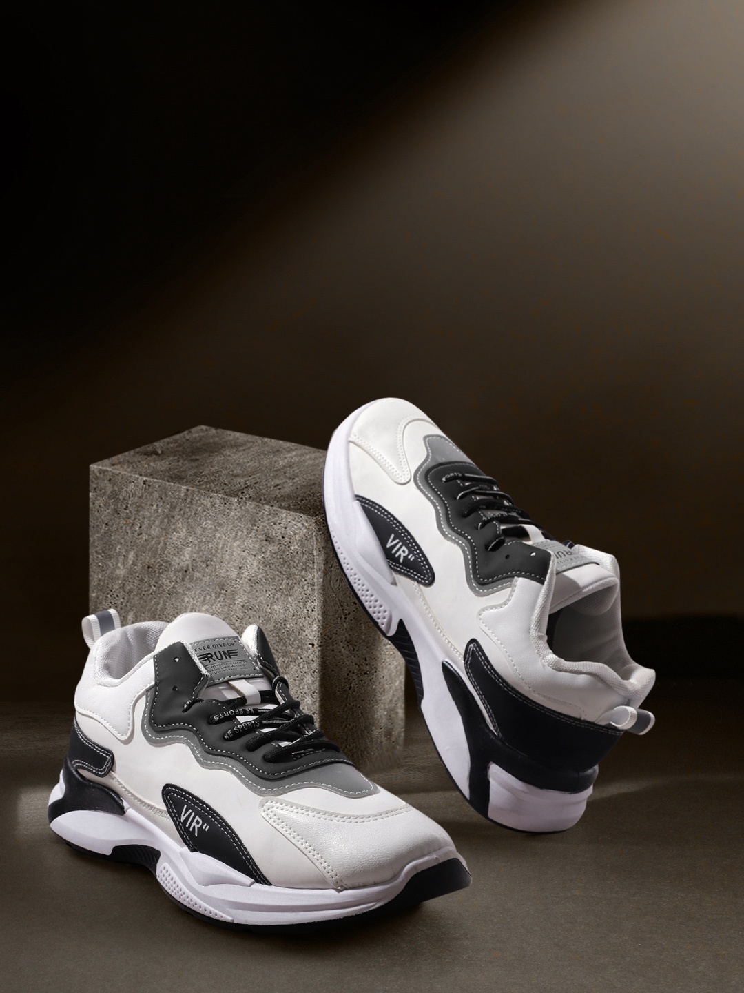 

The Roadster Lifestyle Co. Men Colourblocked Sneakers, White