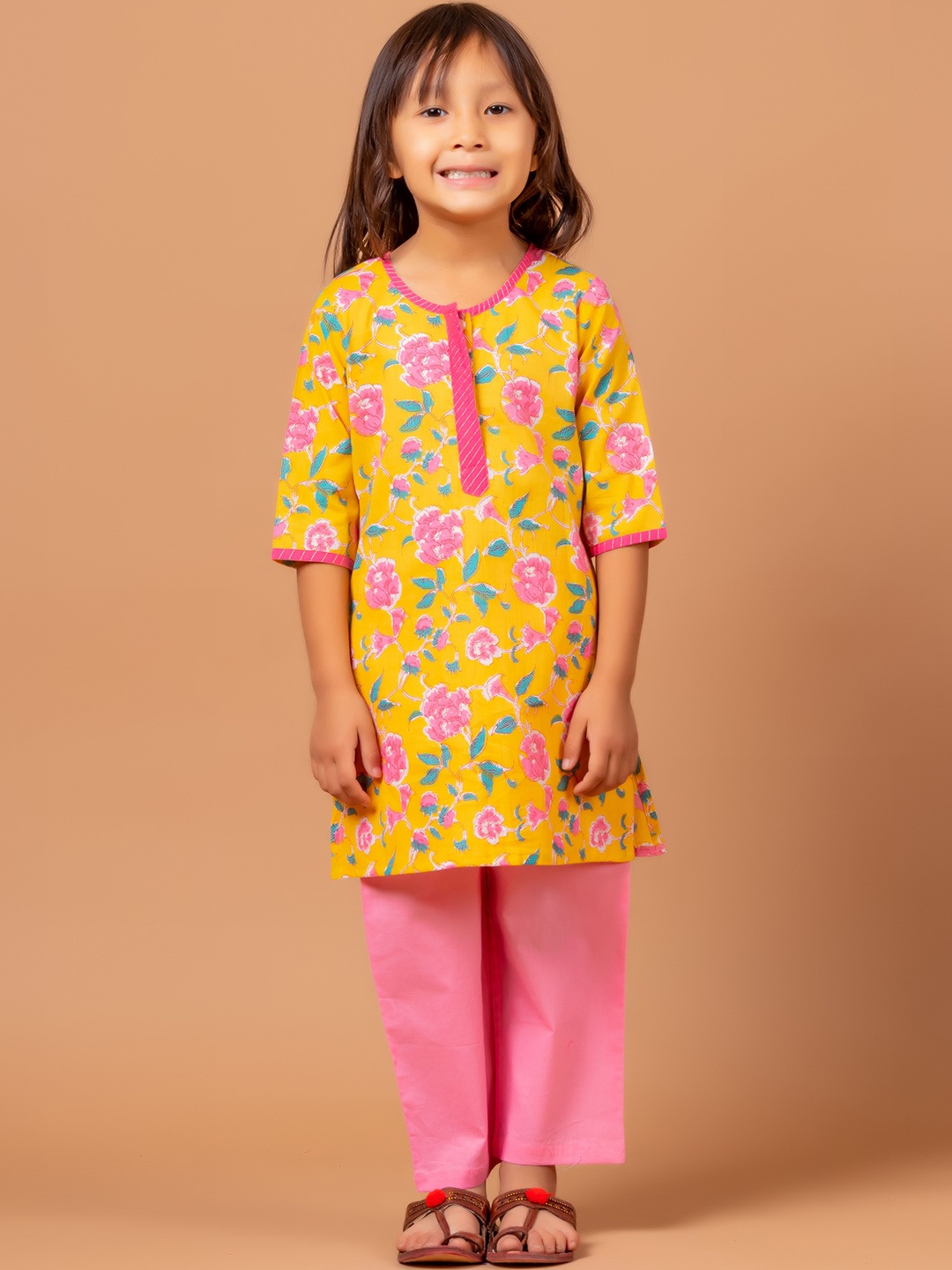 

Sangria Girls Floral Printed Pure Cotton Kurta With Trouser, Yellow