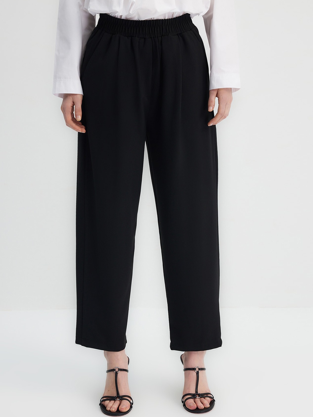 

Trendyol Women Mid-Rise Regular Trousers, Na