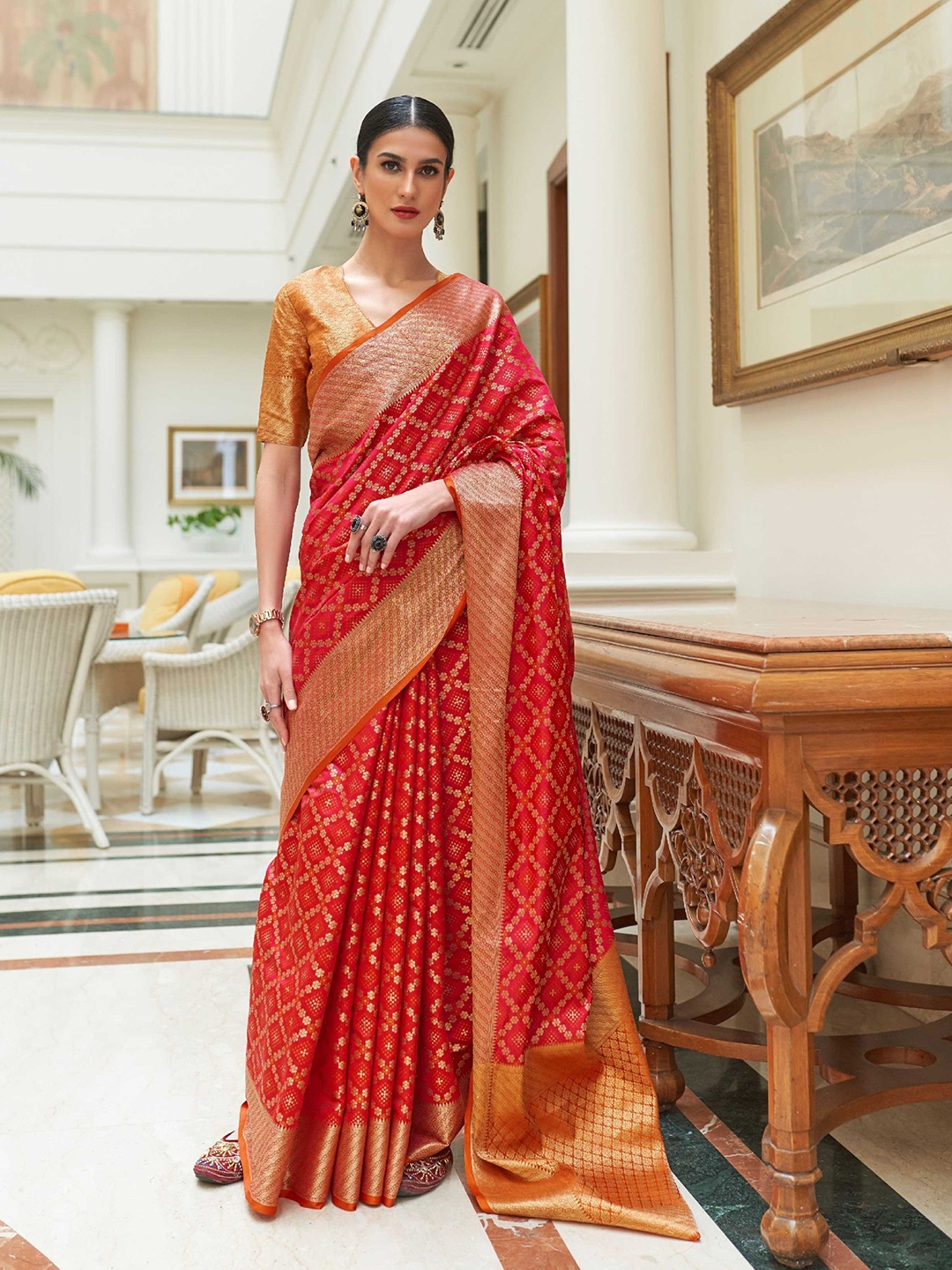 

Mitera Red & Gold-Toned Floral Woven Design Zari Patola Saree