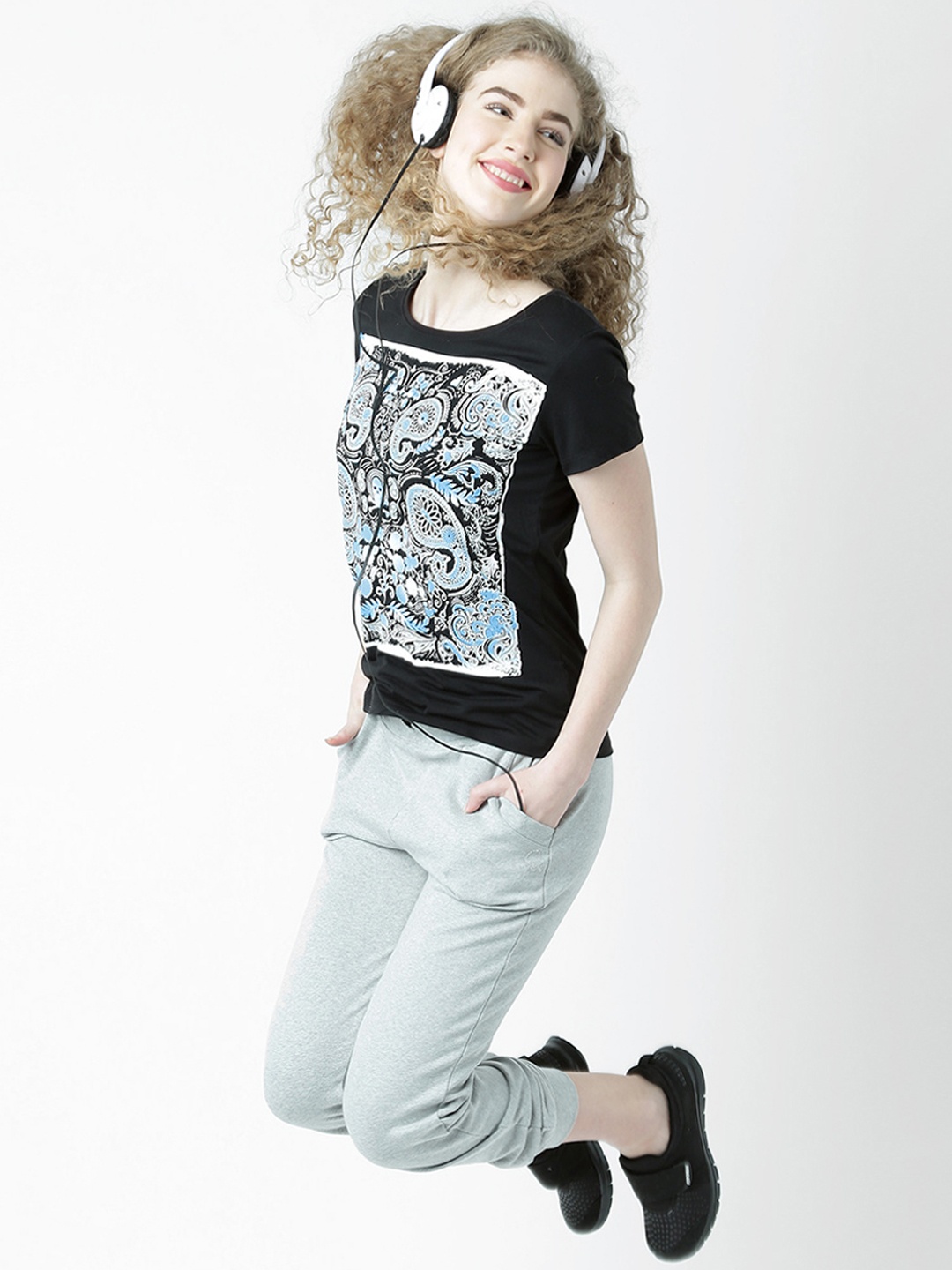 

Huetrap Women Black Printed Round Neck T-shirt