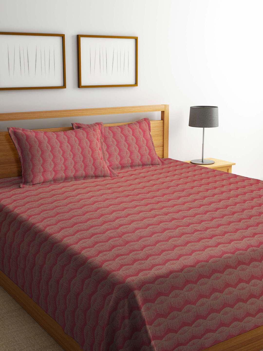 

Fabinaliv Red & Beige Chevron Design Cotton King Bed Cover & 2 Pillow Covers