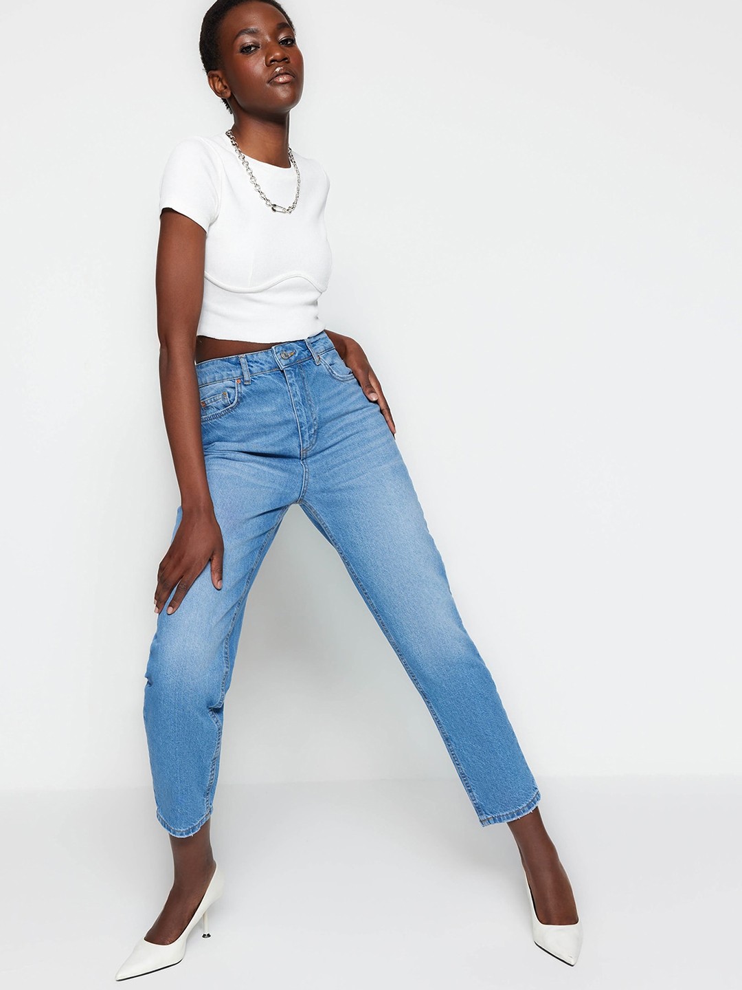 

Trendyol Women Heavy Fade Cropped Pure Cotton Jeans, Blue