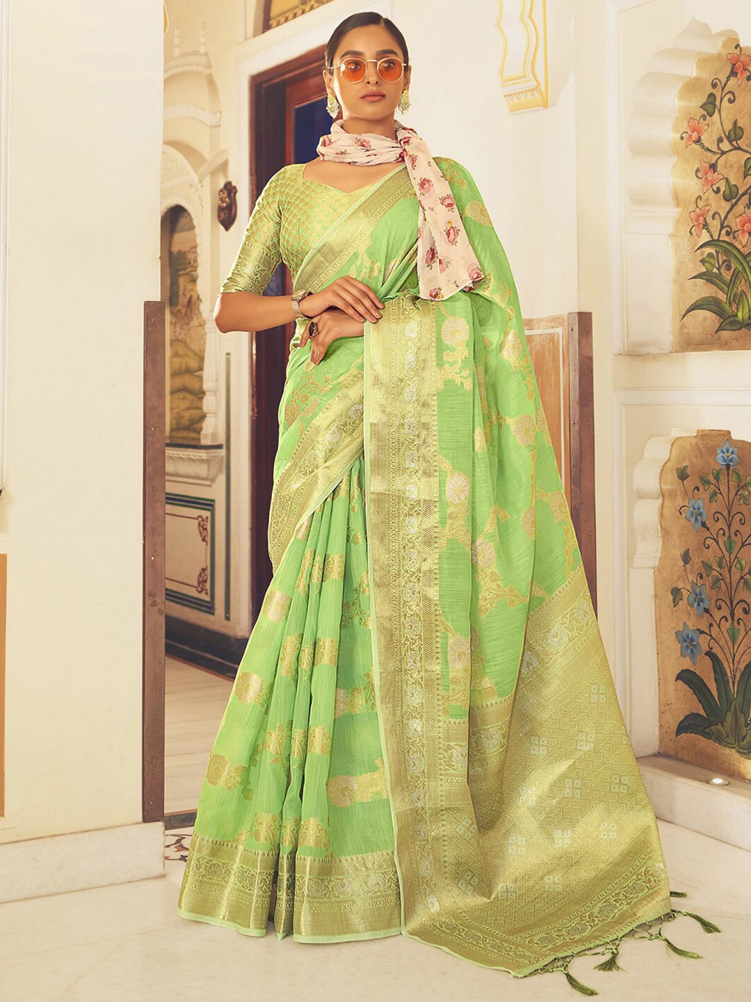 

Mitera Green & Gold-Toned Floral Woven Design Zari Banarasi Saree