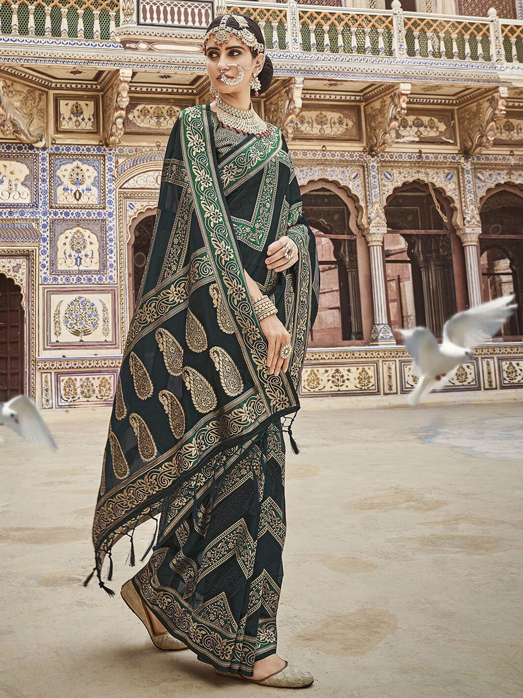 

Mitera Green & Gold-Toned Ethnic Woven Design Zari Organza Banarasi Saree