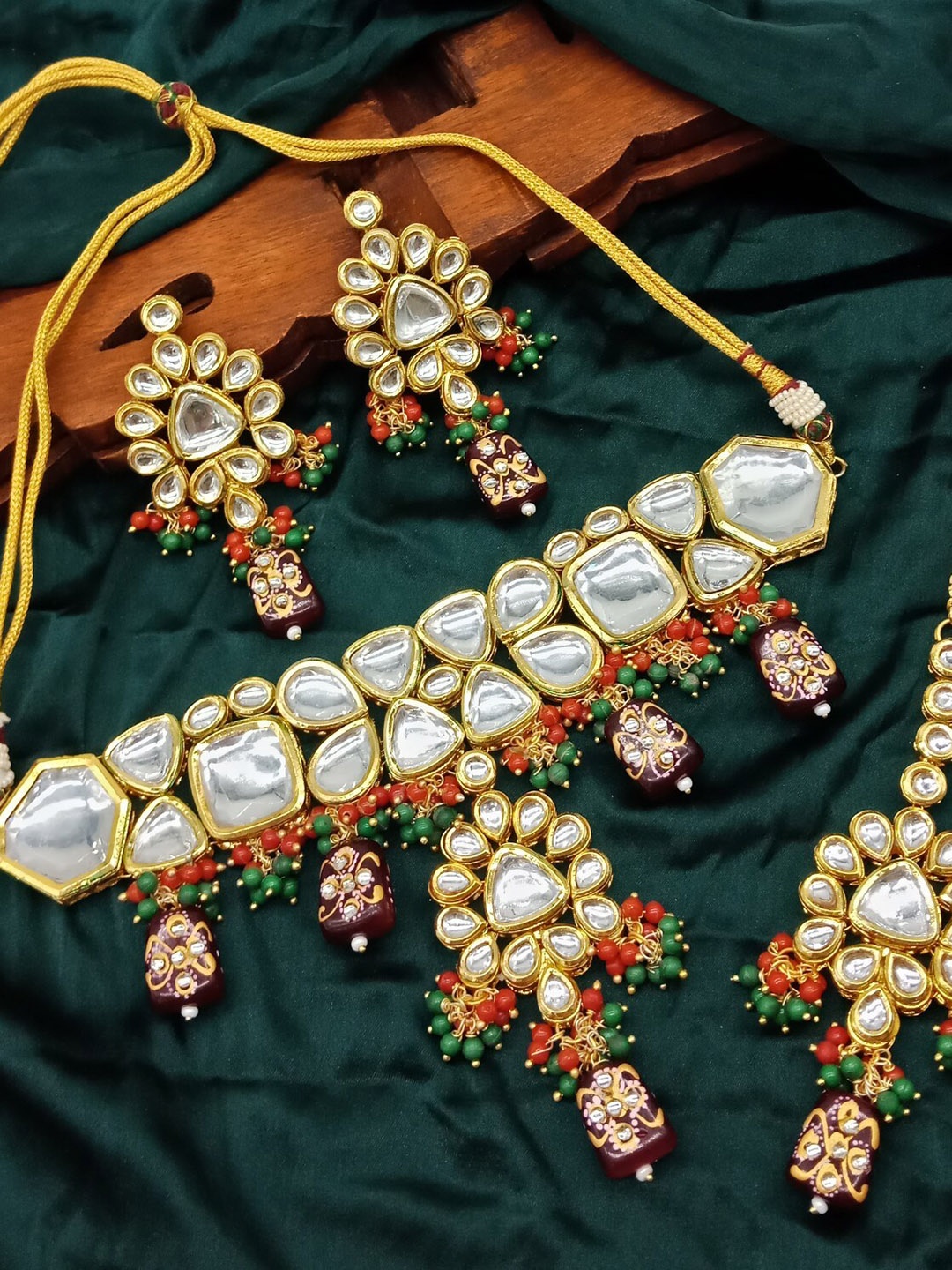 

AASHISH IMITATION Gold-Plated Kundan Studded & Beaded Jewellery Set