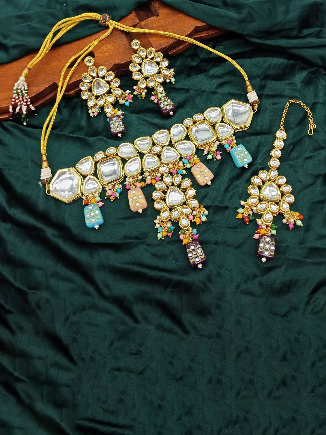 

AASHISH IMITATION Gold-Plated Kundan-Studded & Beaded Jewellery Set