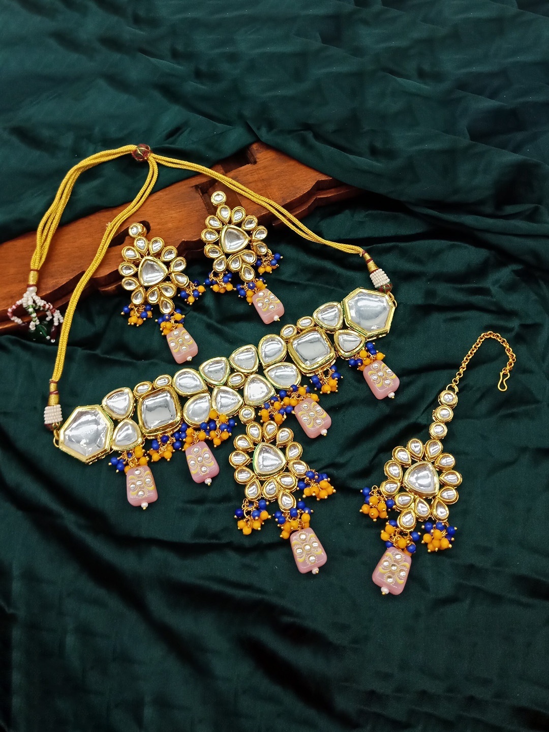 

AASHISH IMITATION Gold-Plated Stone-Studded & Beaded JewellerySet WithMaangtika