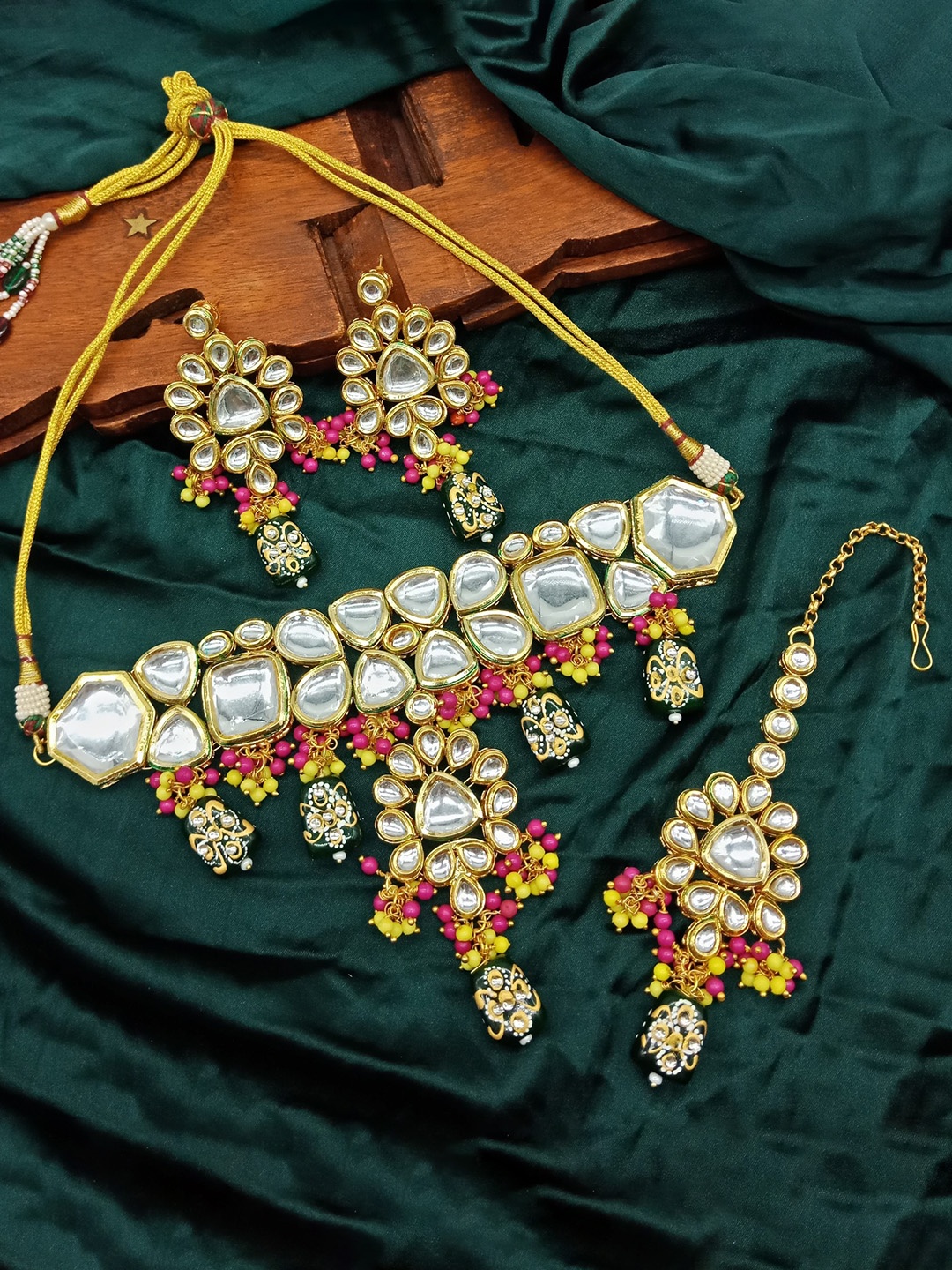 

AASHISH IMITATION Gold-Plated Kundan Studded & Beaded Jewellery Set