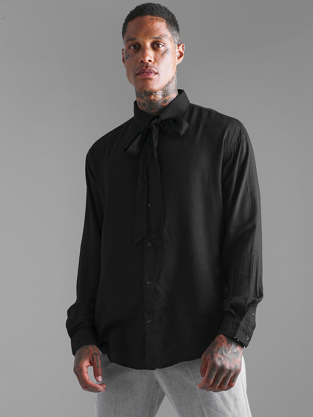 

boohooMAN Men Oversized Tie-Up Neck Casual Shirt, Black