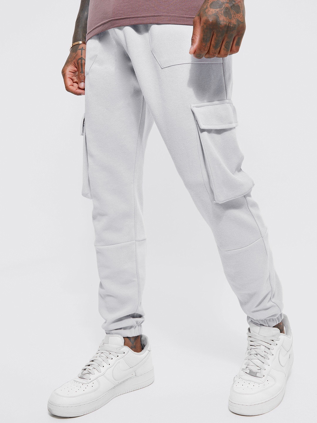 

boohooMAN Men Slim Fit Metal Tab Cargo Joggers, Grey