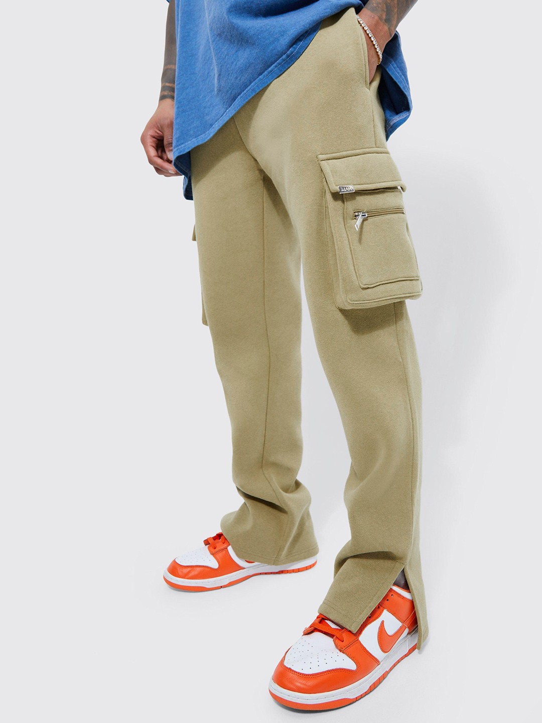 

boohooMAN Men Regular Fit Split Hem Cargos, Beige