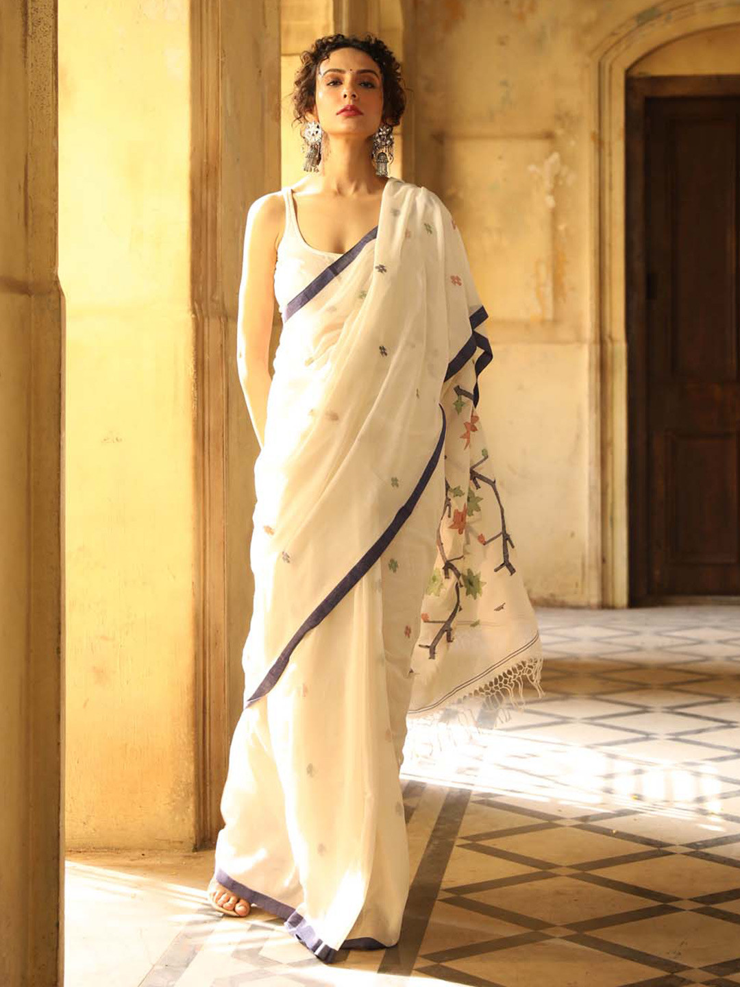 

Indethnic White & Green Floral Pure Cotton Jamdani Saree