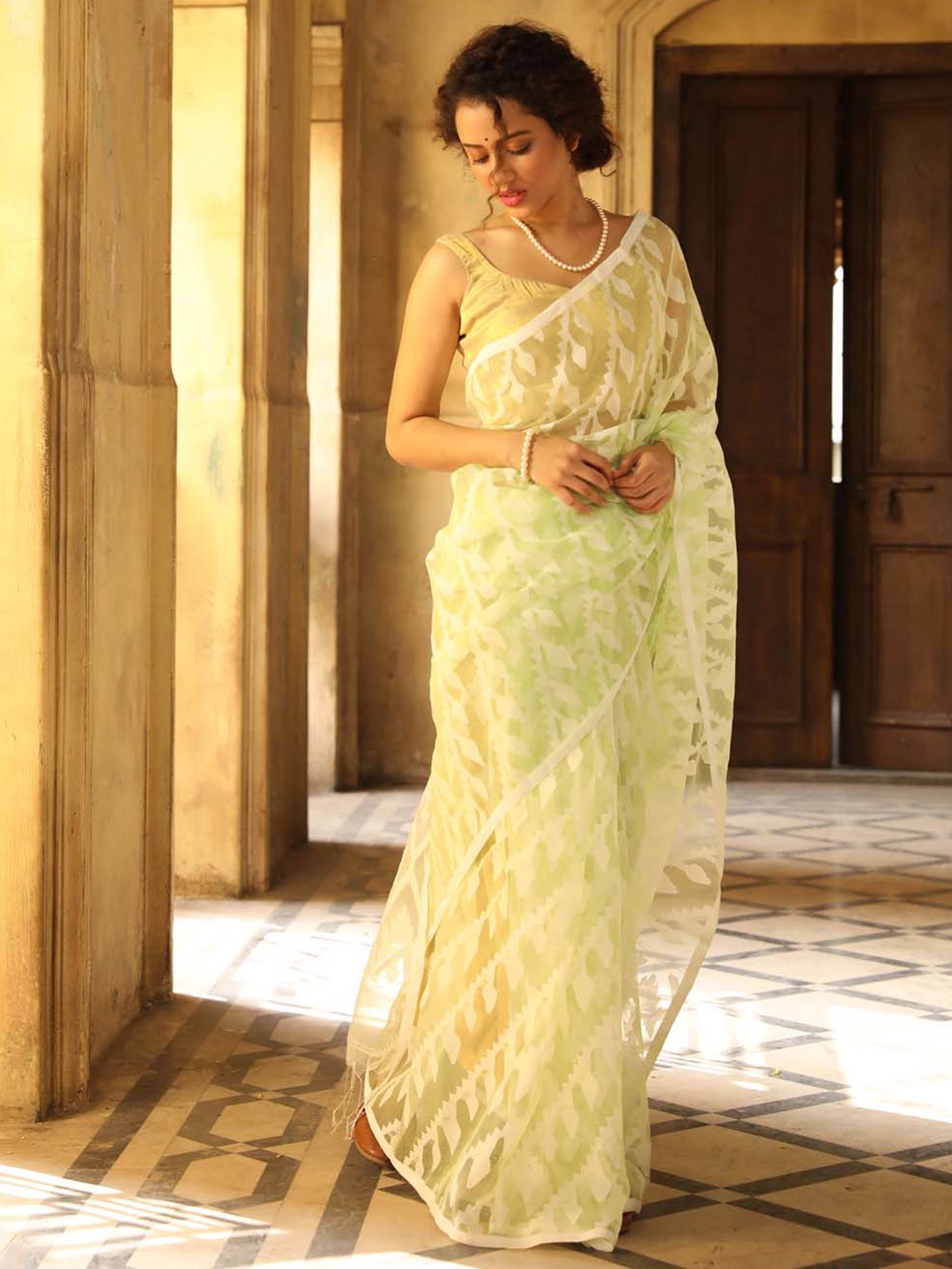 

Indethnic Floral Tissue Jamdani Saree With Blouse Piece, Green
