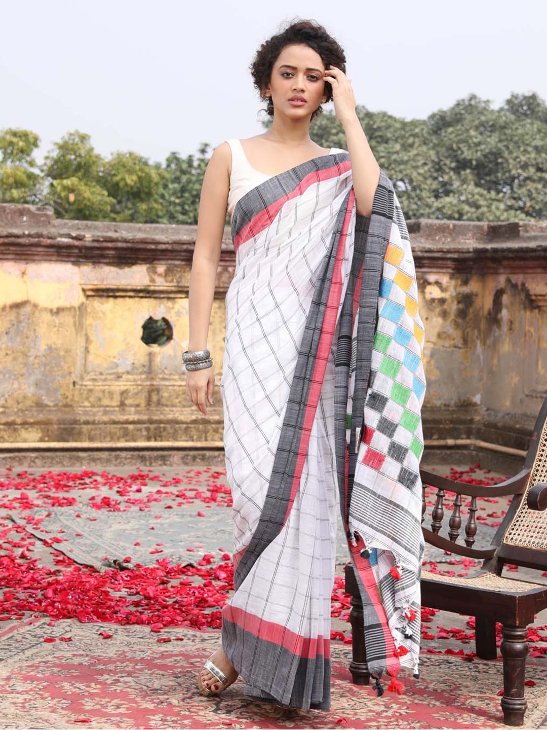 

Indethnic Checked Pure Cotton Jamdani Saree With Blouse Piece, White