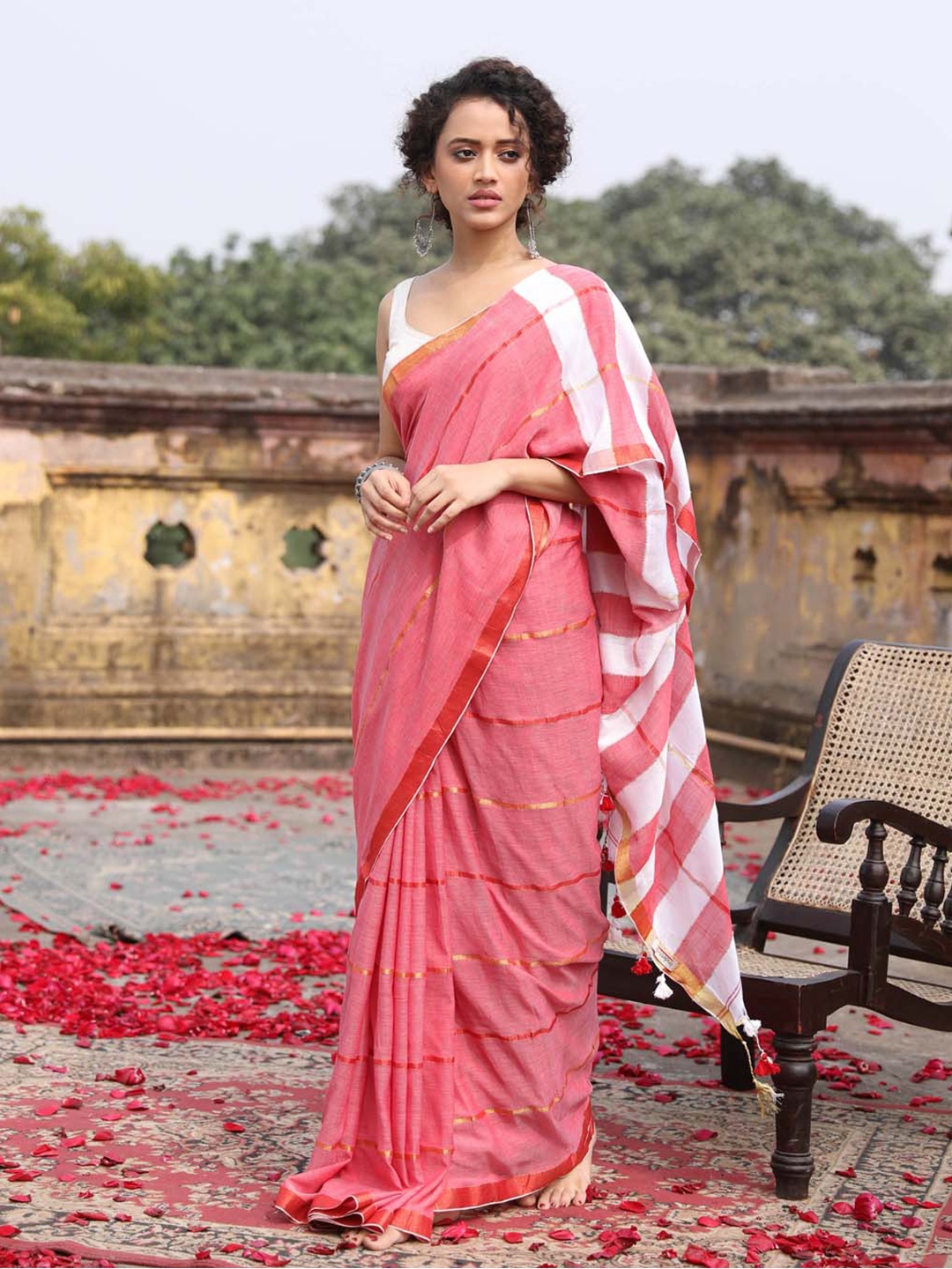 

Indethnic Striped Zari Pure Cotton Jamdani Saree With Blouse Piece, Red