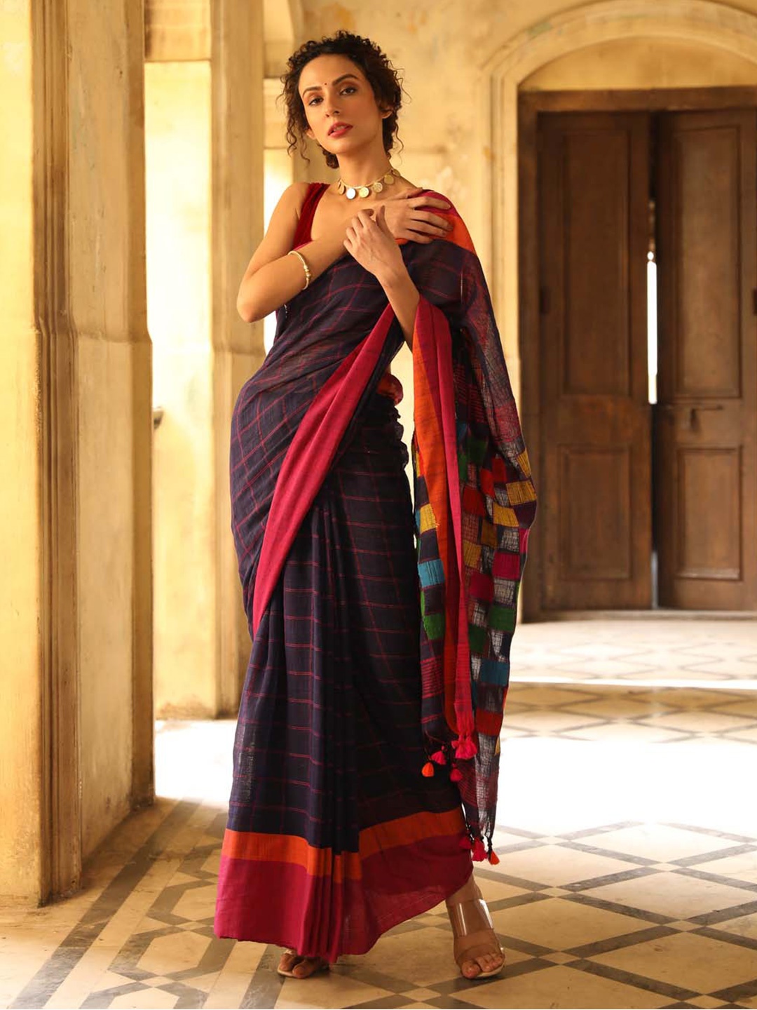

Indethnic Checked Pure Cotton Jamdani Saree With Blouse Piece, Blue