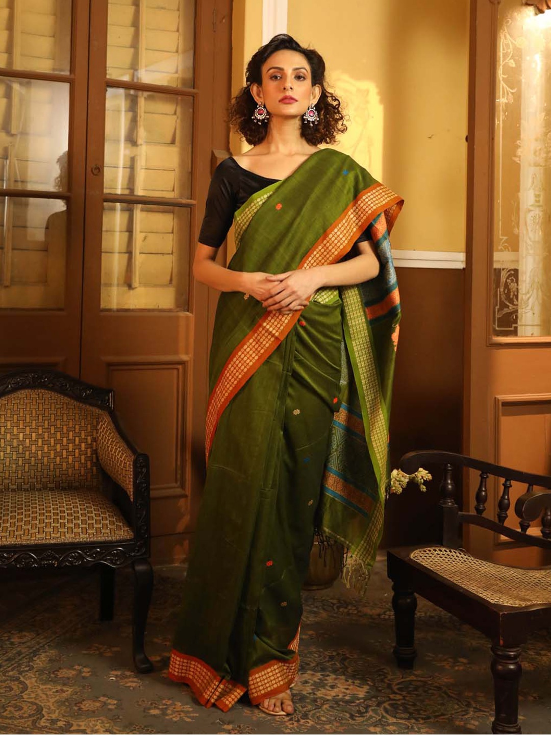 

Indethnic Ethnic Motif Zari Pure Cotton Jamdani Saree With Blouse Piece, Green