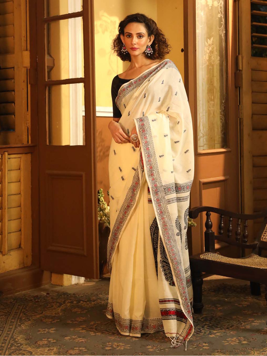 

Indethnic Ethnic Motif Pure Cotton Jamdani Saree With Blouse Piece, White