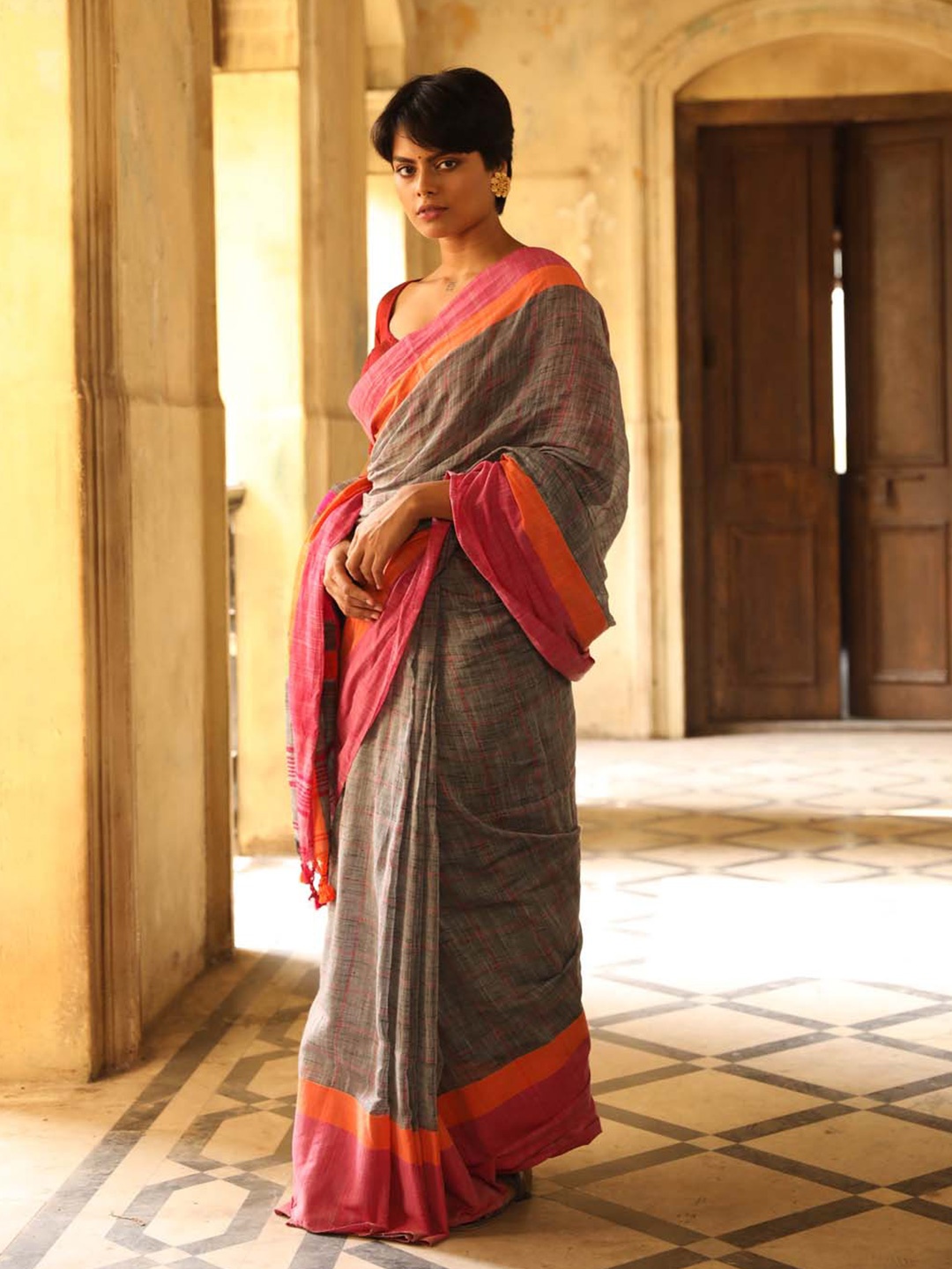 

Indethnic Checked Pure Cotton Jamdani Saree, Grey