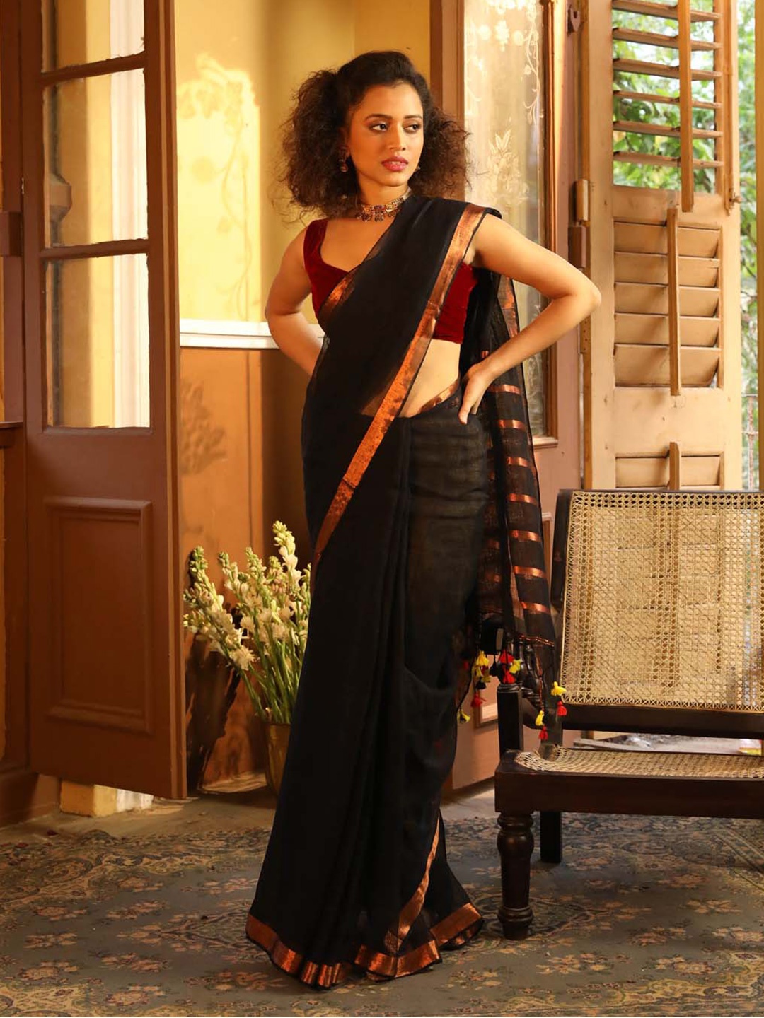 

Indethnic Woven Design Zari Pure Linen Jamdani Saree With Blouse Piece, Black