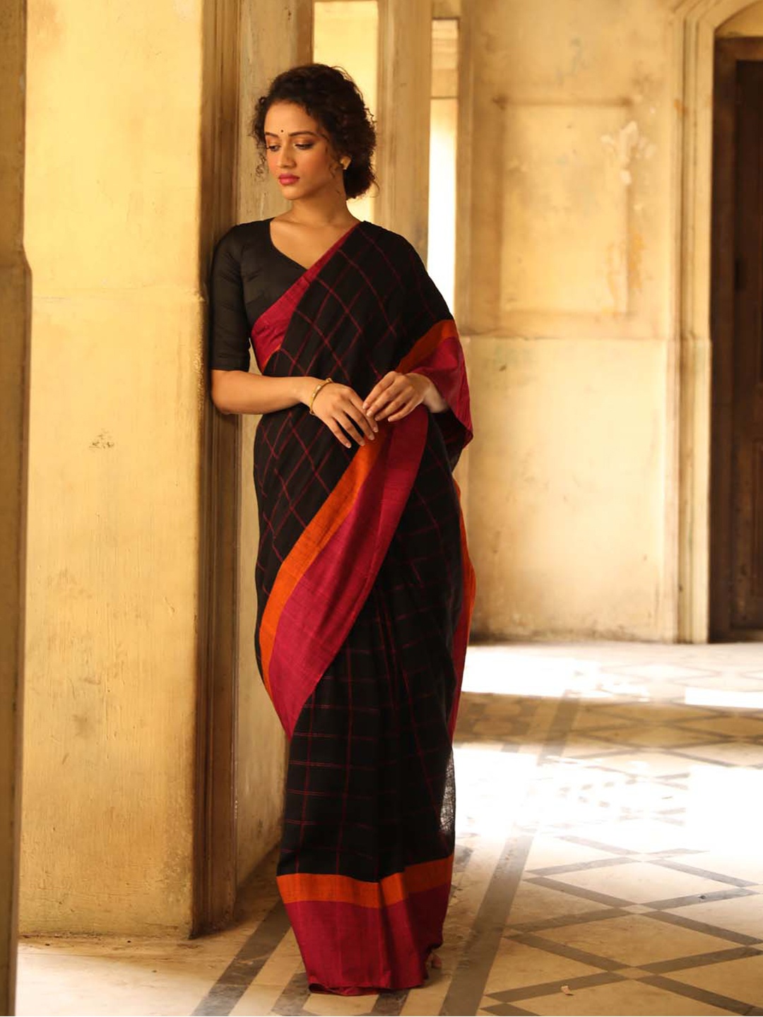

Indethnic Checked Pure Cotton Jamdani Saree With Blouse Piece, Black