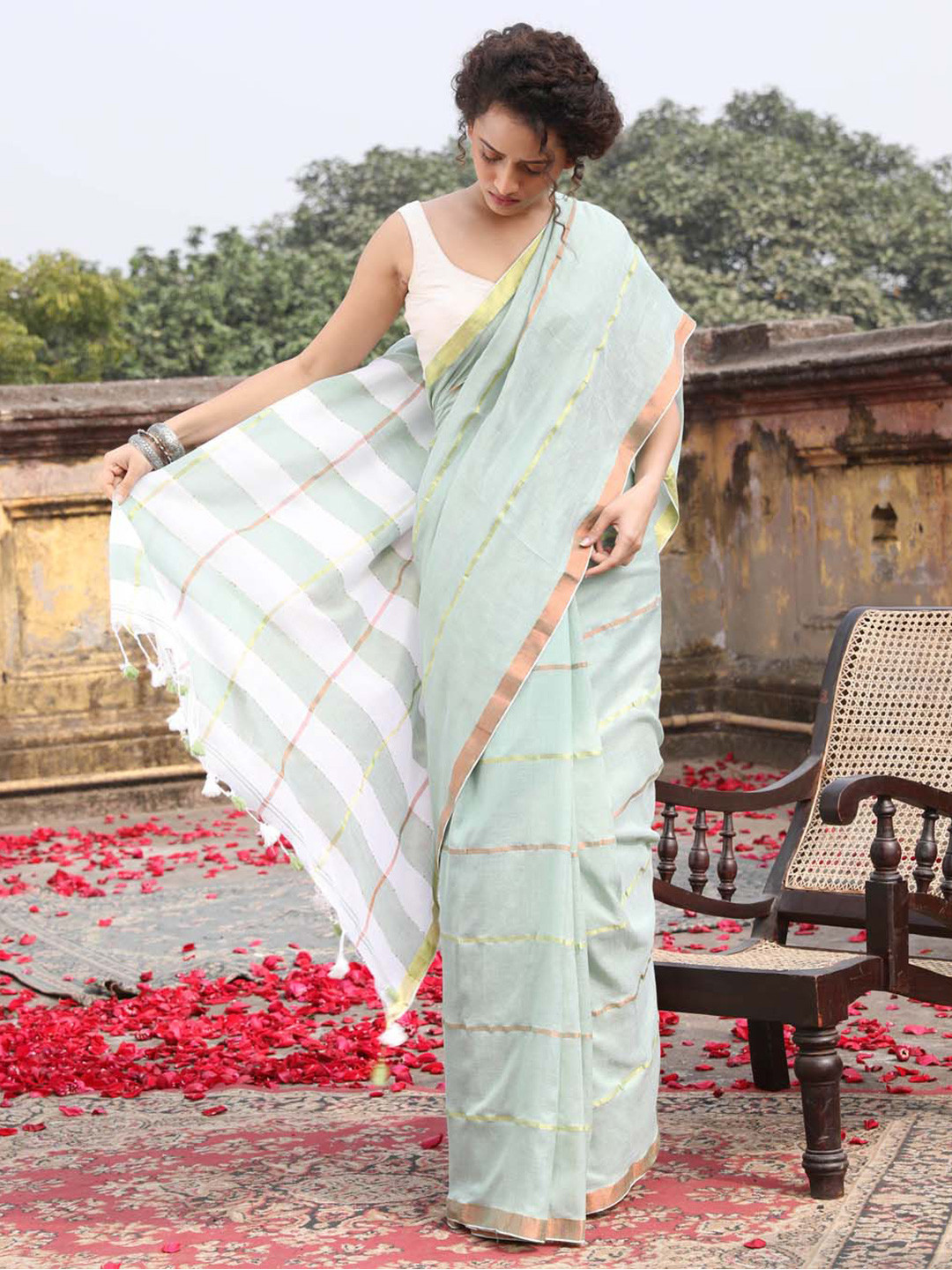 

Indethnic Striped Zari Pure Cotton Jamdani Saree With Blouse Piece, Green