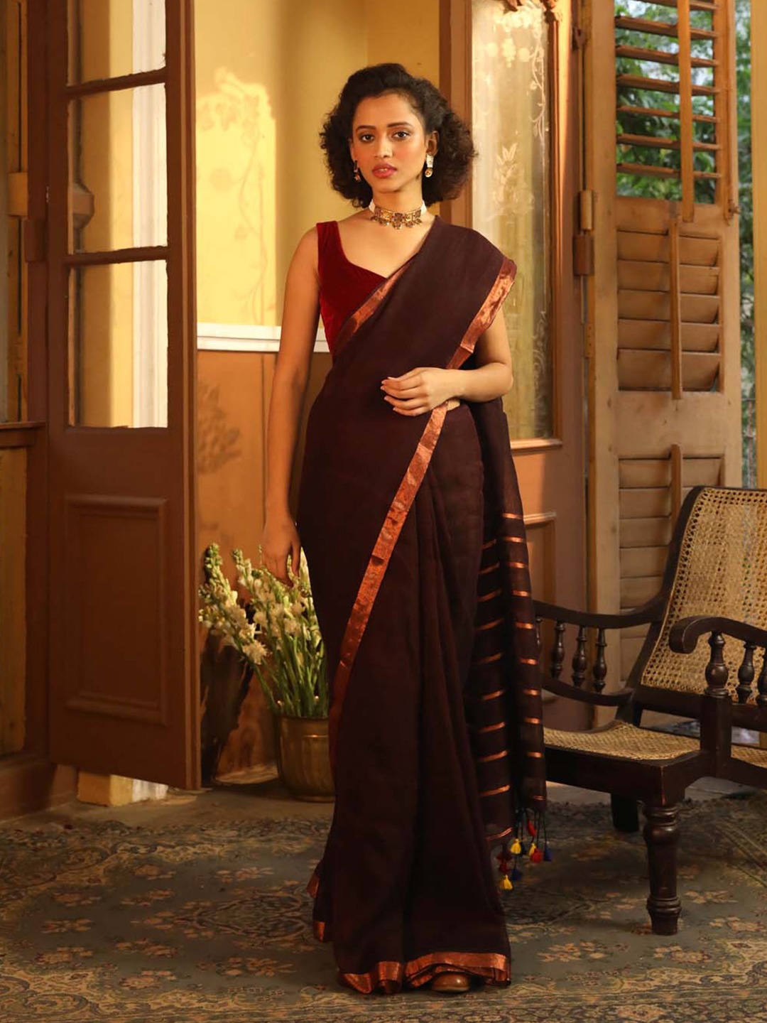 

Indethnic Woven Design Zari Pure Linen Jamdani Saree With Blouse Piece, Brown