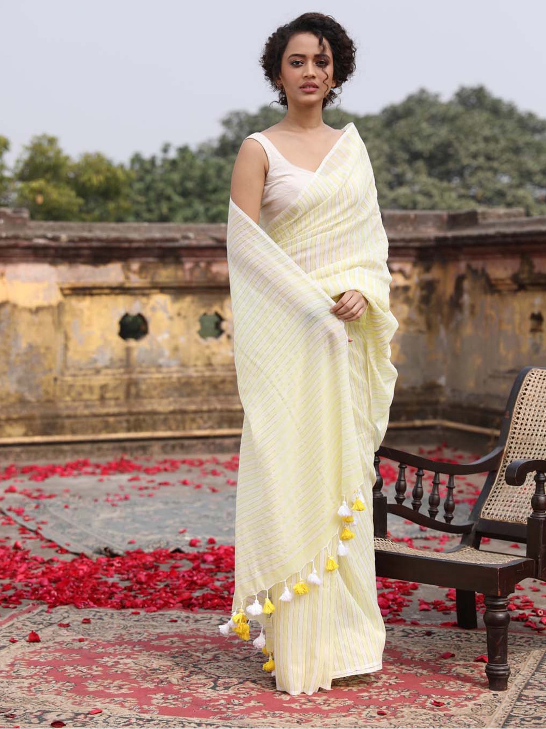 

Indethnic Striped Pure Cotton Jamdani Saree, Yellow