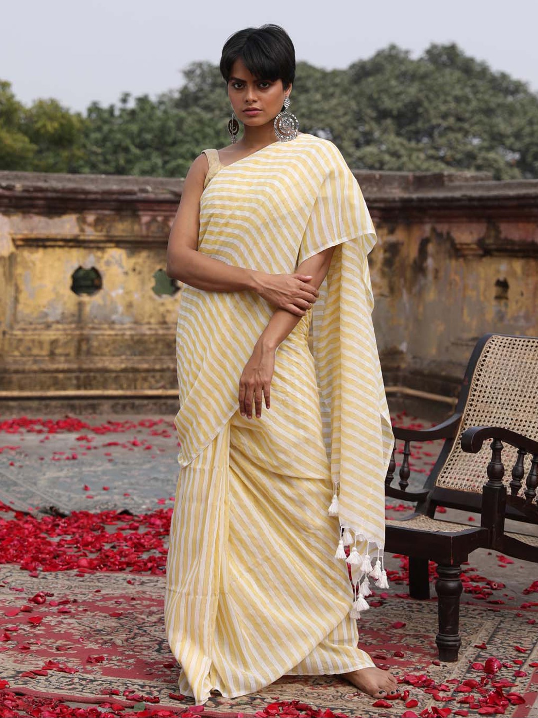 

Indethnic Striped Pure Cotton Jamdani Saree With Blouse Piece, Beige