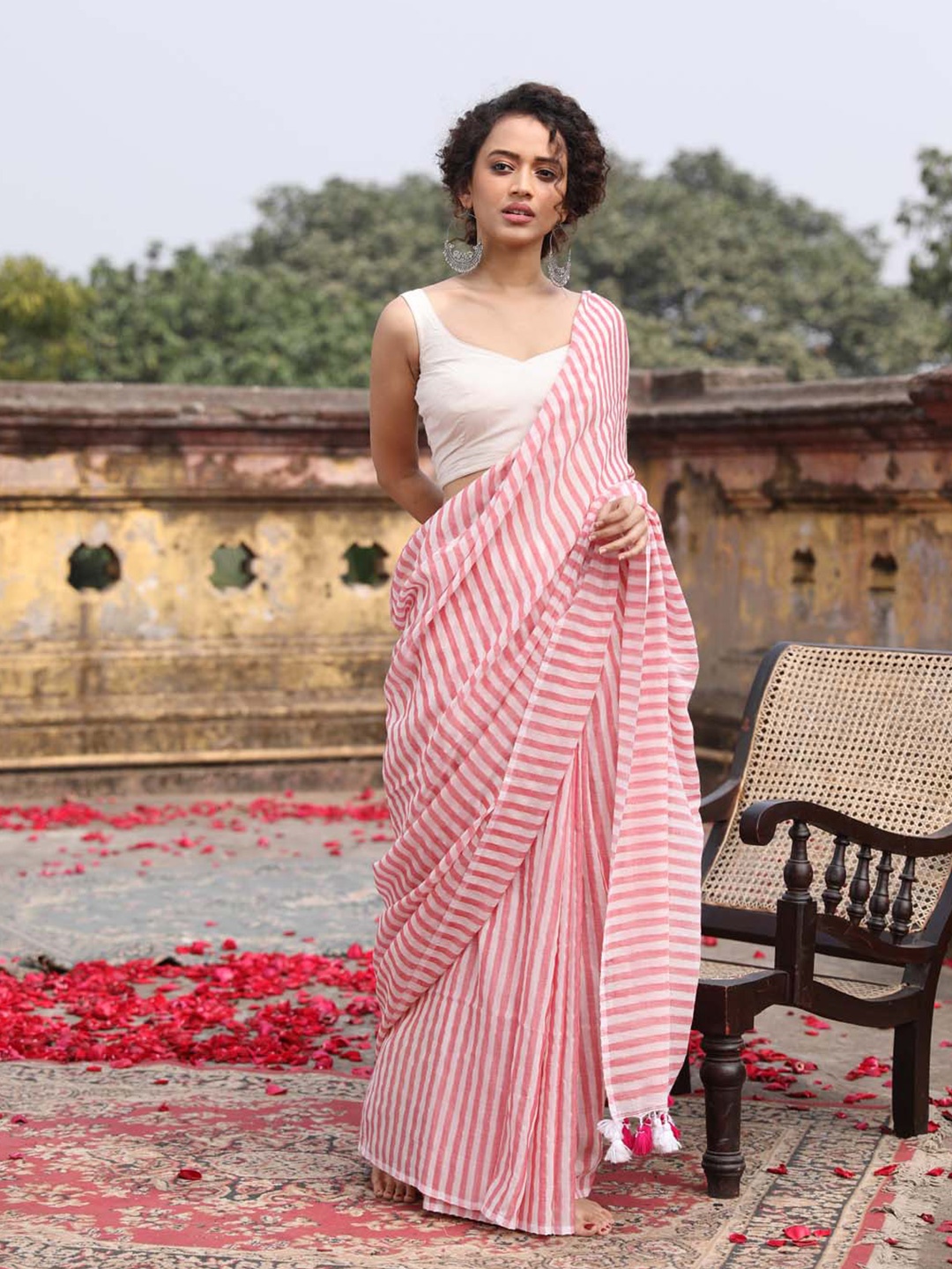 

Indethnic Striped Pure Cotton Jamdani Saree, Red
