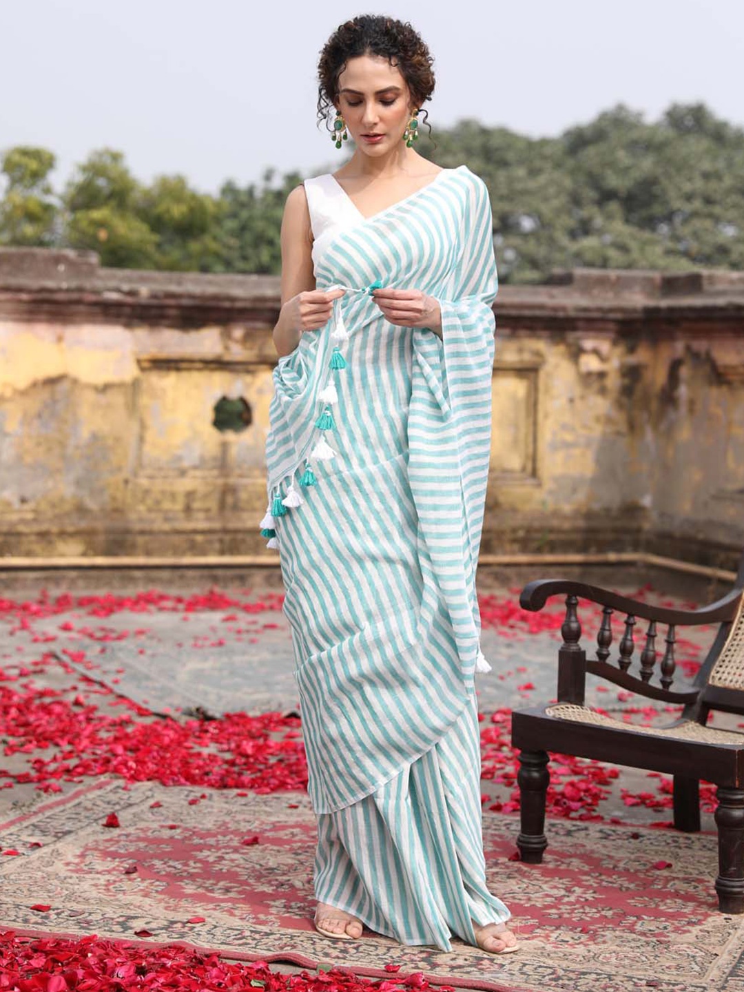 

Indethnic Striped Pure Cotton Jamdani Saree With Blouse Piece, Green