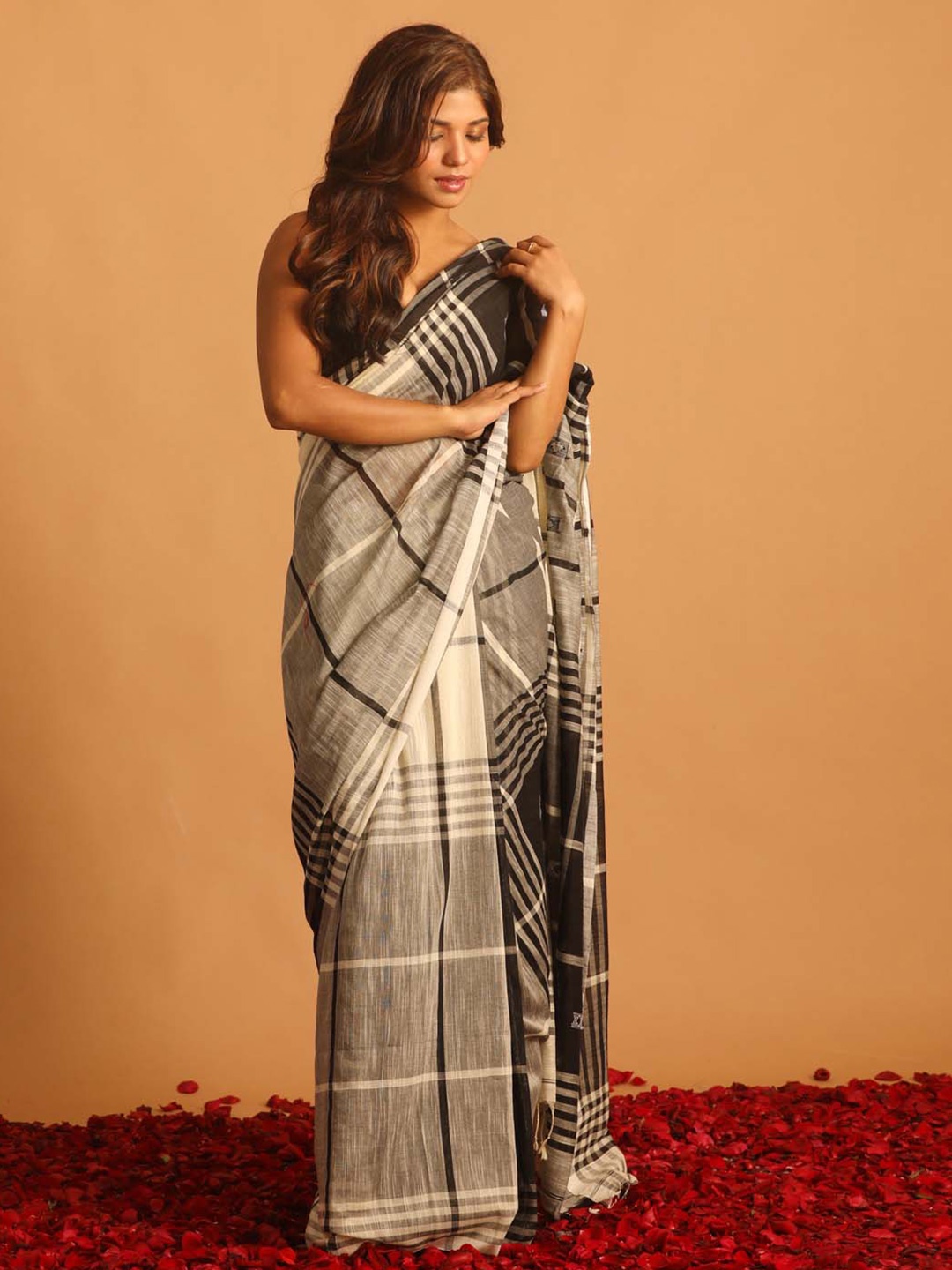 

Indethnic Checked Pure Cotton Jamdani Saree, Grey