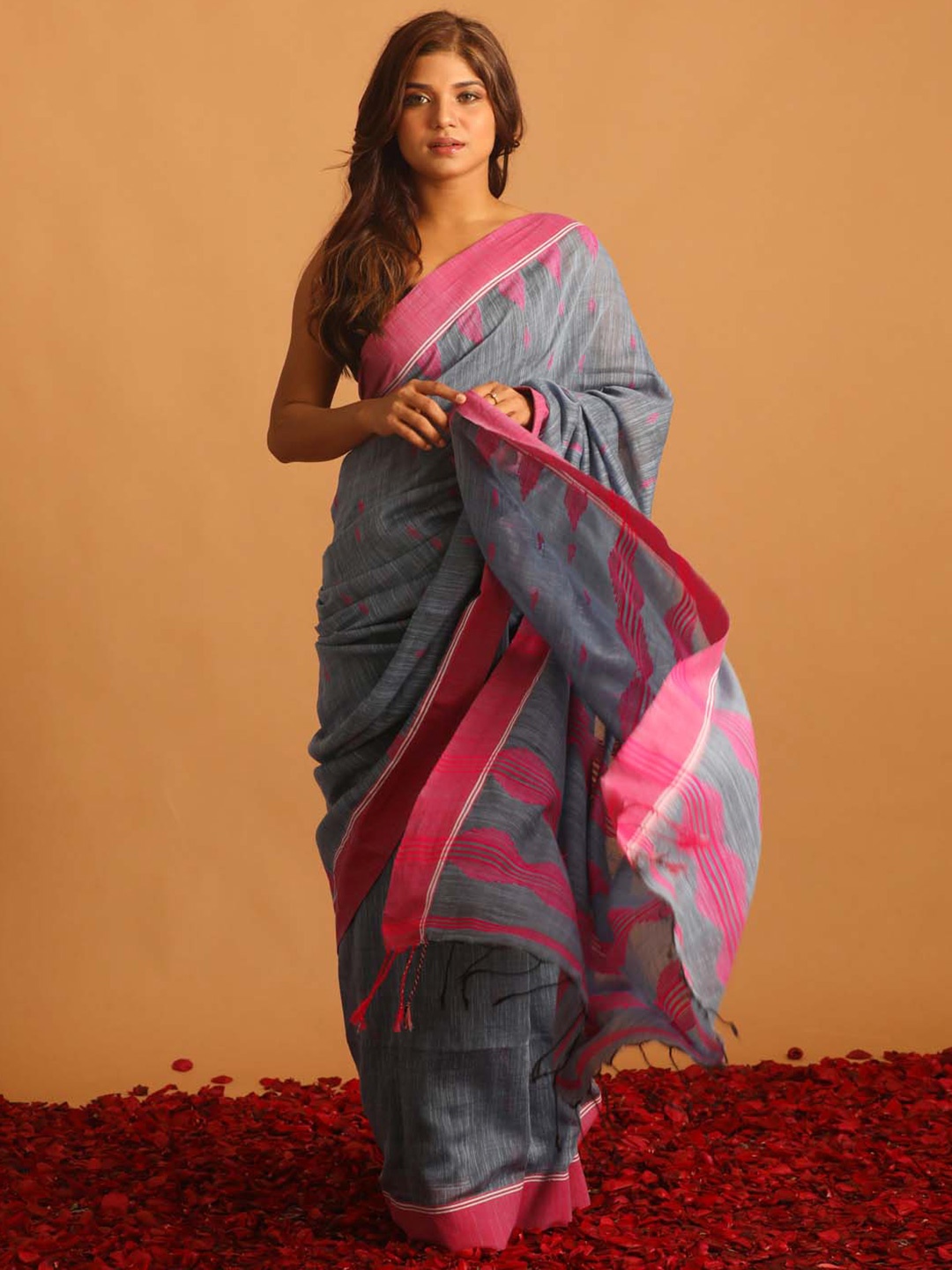 

Indethnic Ethnic Motif Pure Cotton Jamdani Saree With Blouse Piece, Grey